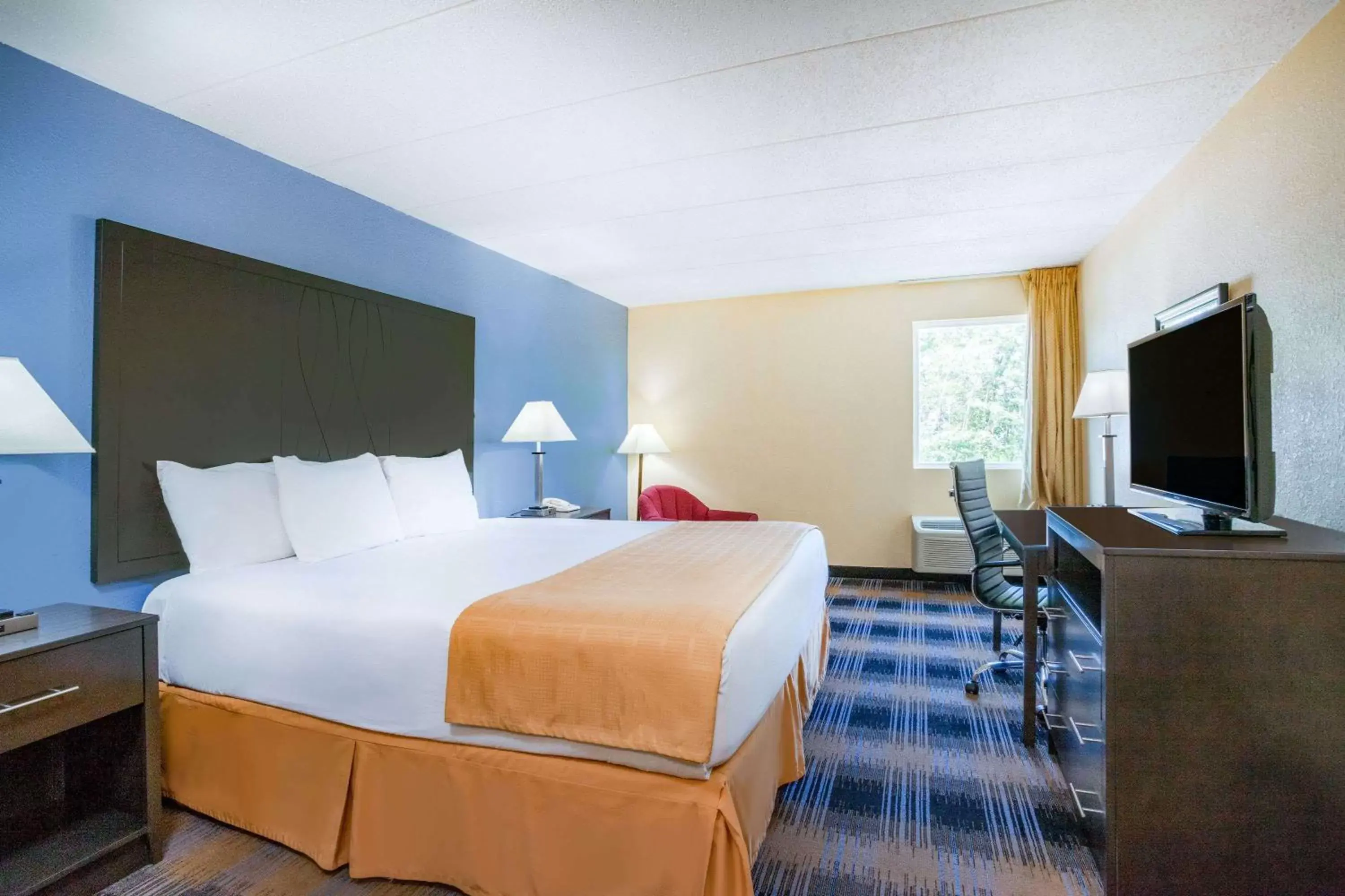 Photo of the whole room, Bed in Days Inn by Wyndham Wilkes Barre