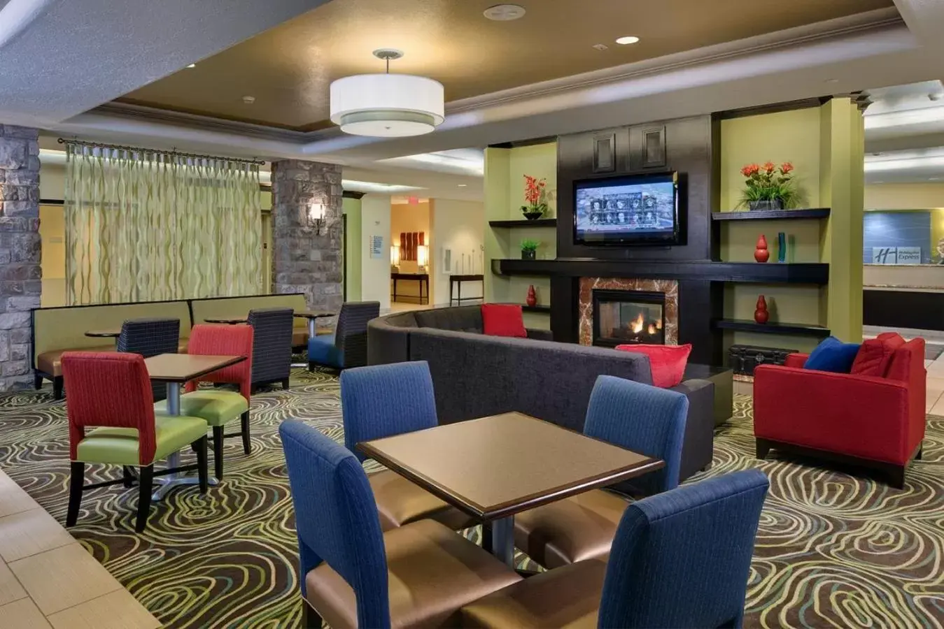 Lobby or reception, Lounge/Bar in Holiday Inn Express Hotel & Suites Saginaw, an IHG Hotel