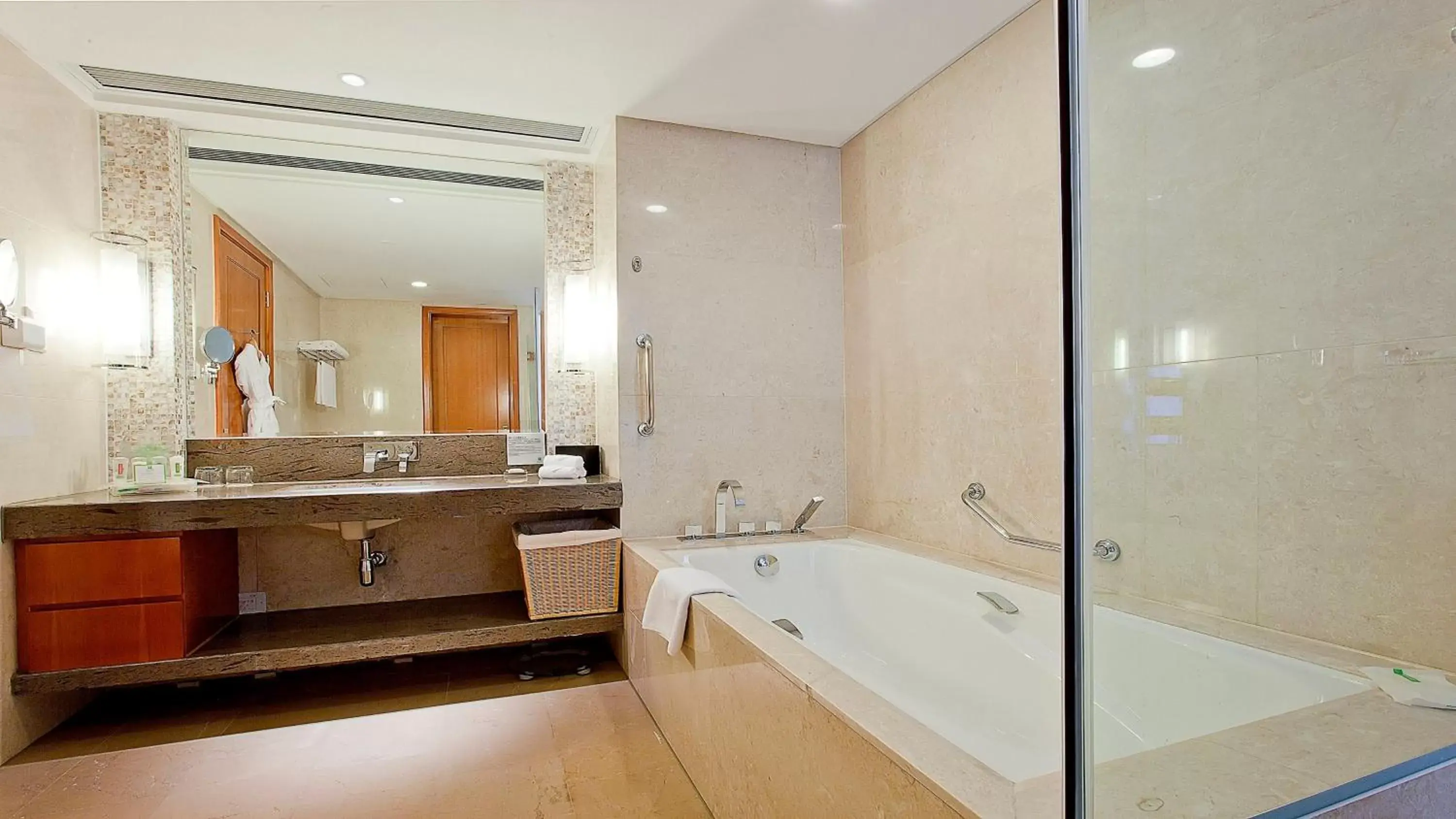 Photo of the whole room, Bathroom in Holiday Inn Hangzhou CBD, an IHG Hotel