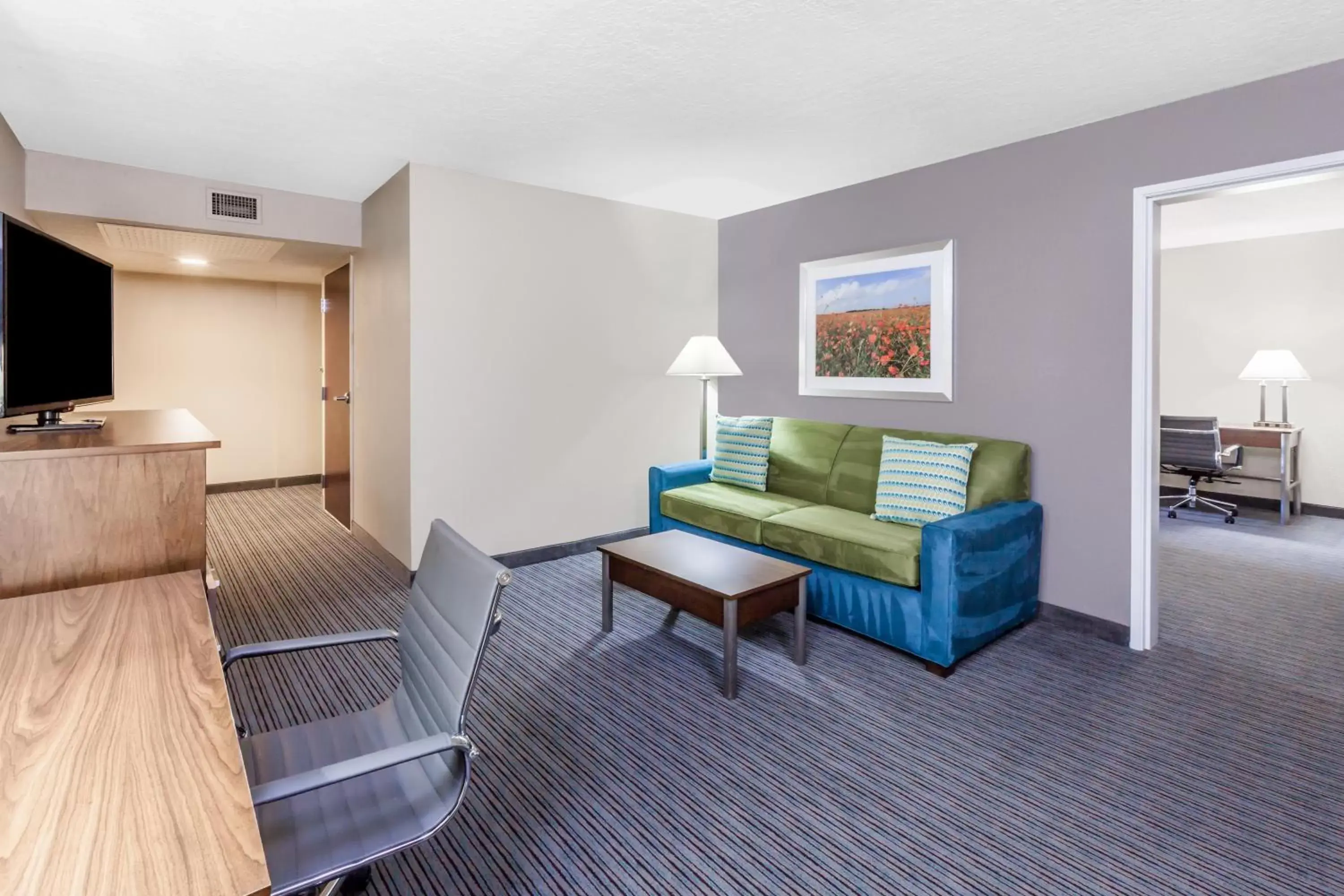 Photo of the whole room, Seating Area in Holiday Inn Hotel & Suites Oklahoma City North, an IHG Hotel