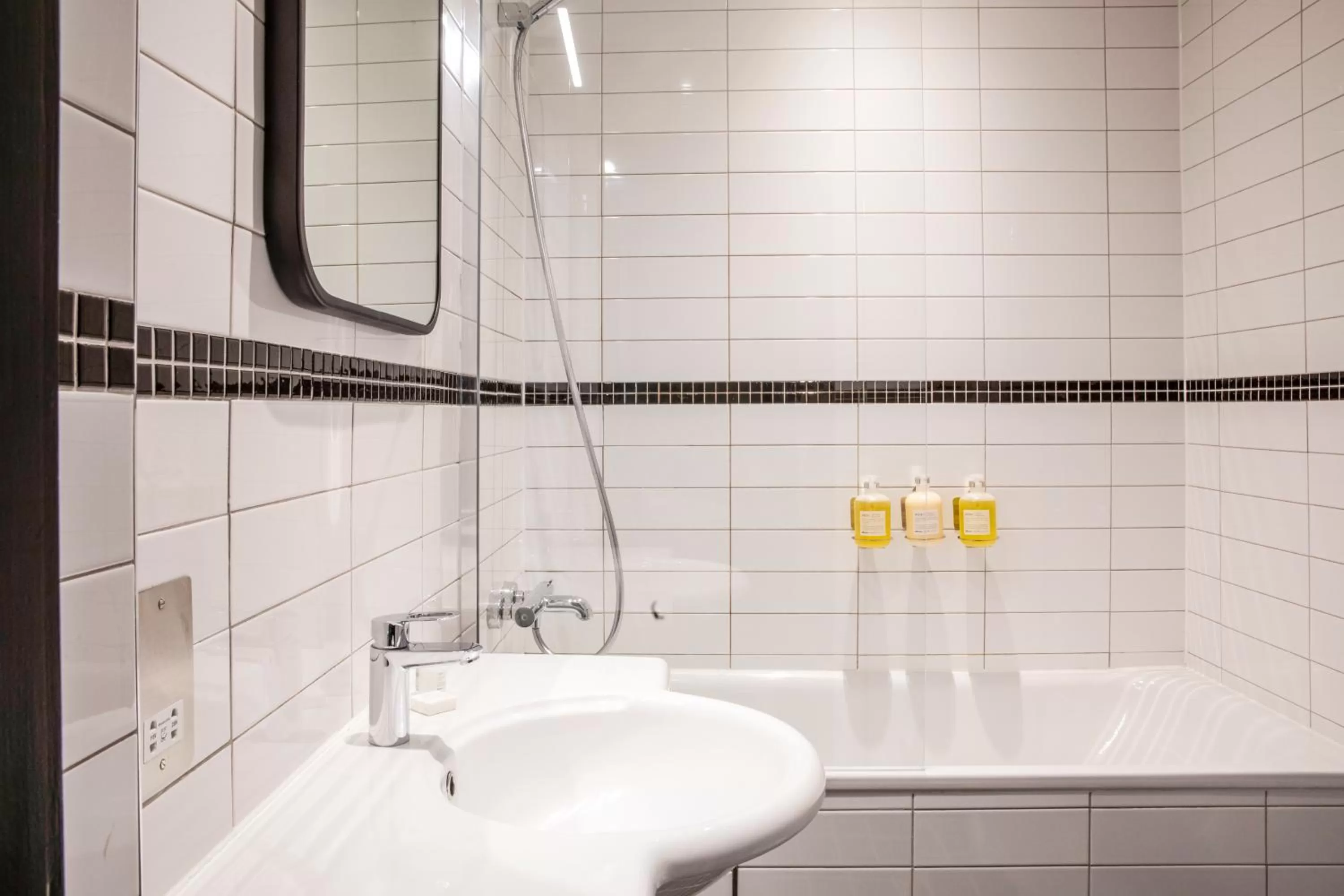 Shower, Bathroom in Bedford Corner Hotel