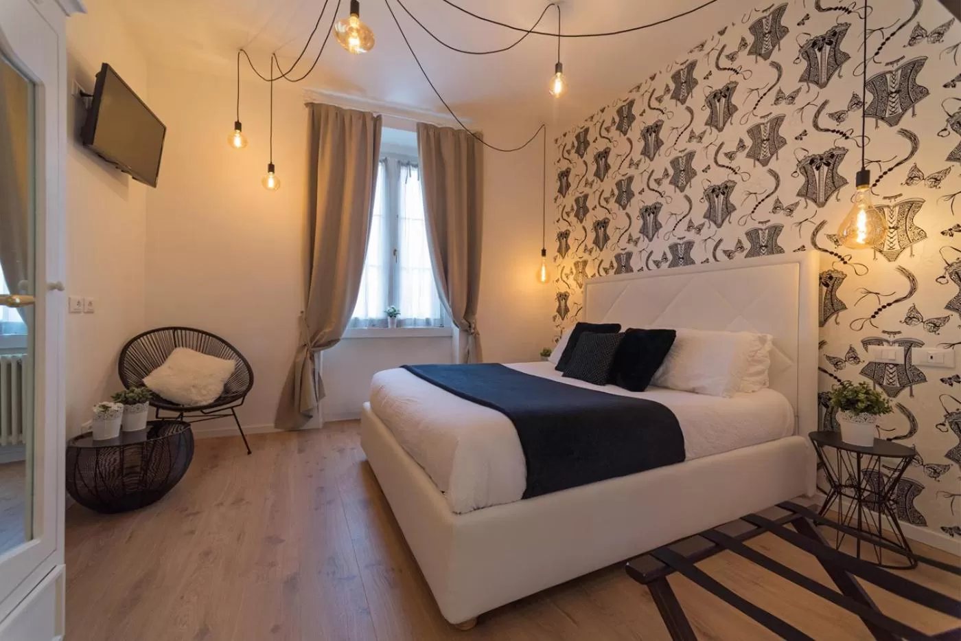 Bathroom, Bed in Lainez Rooms & Suites