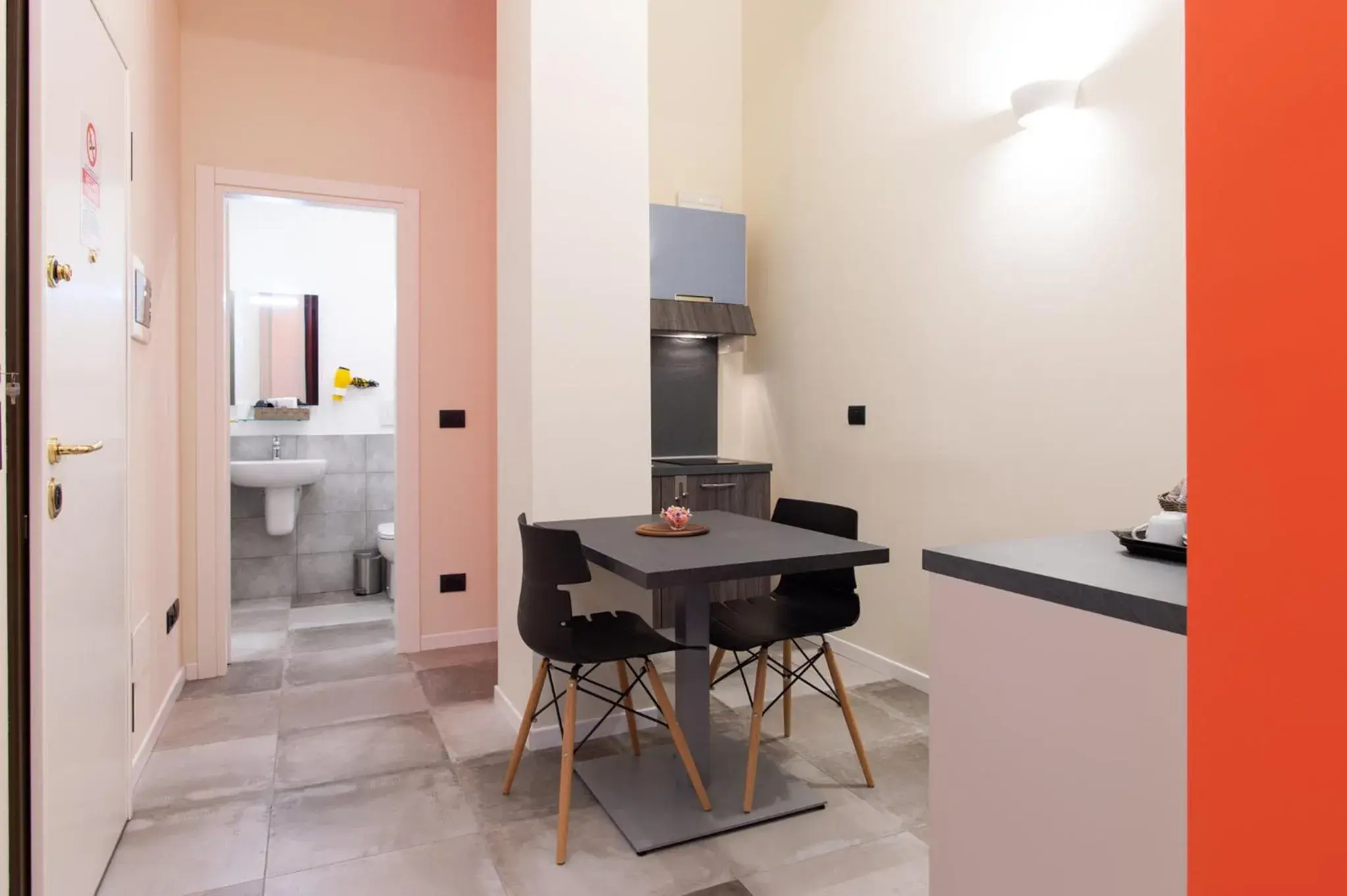 Kitchen or kitchenette, Dining Area in Aparthotel Porta Nuova