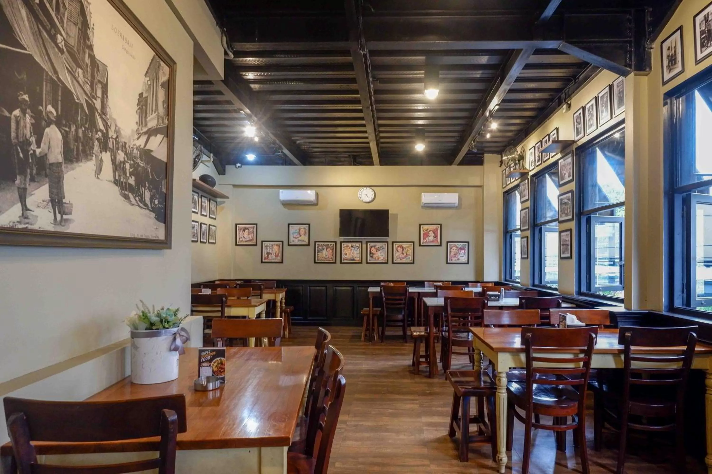 Restaurant/places to eat in Sans Hotel Empress Simpang Lima