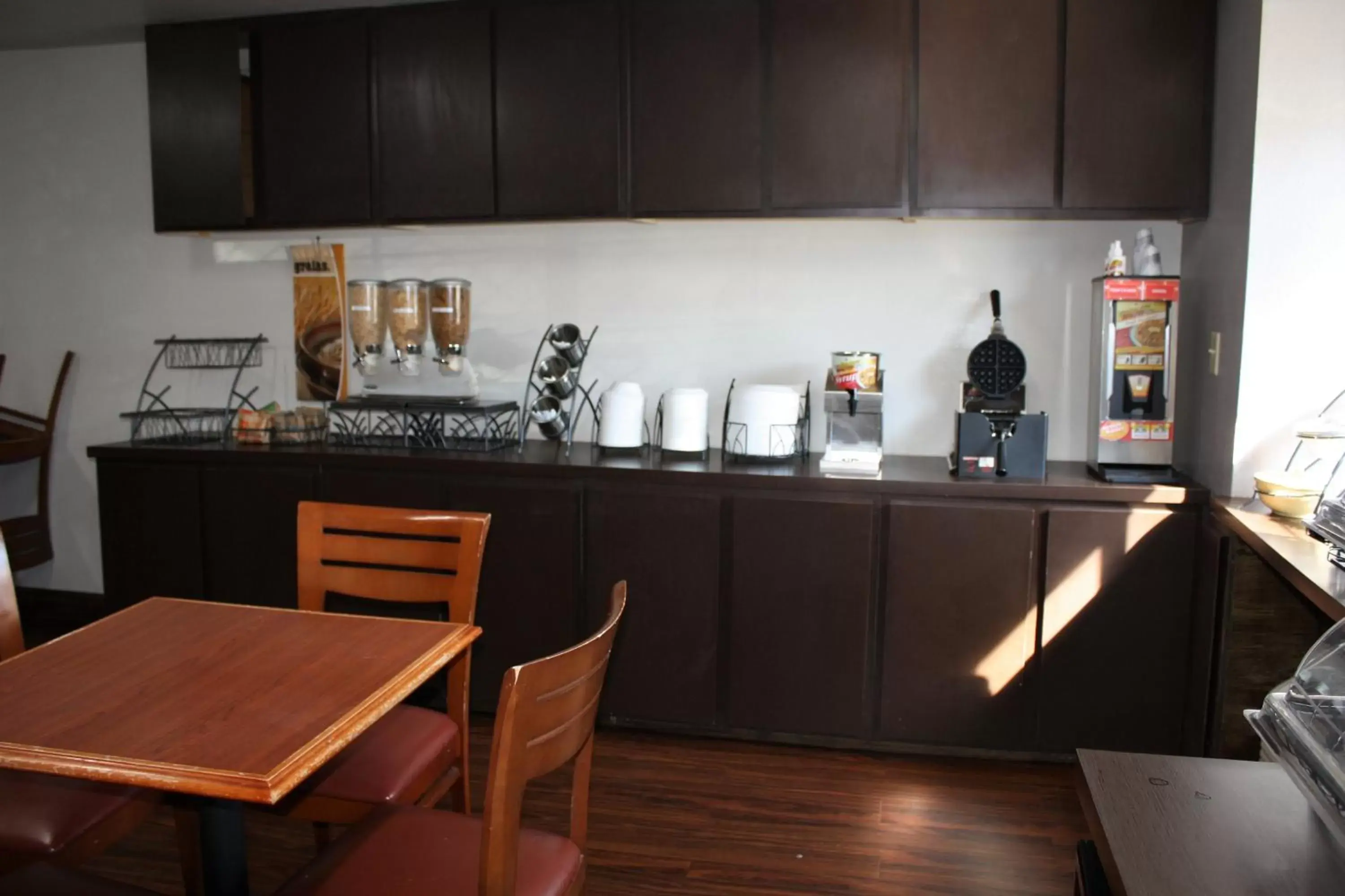 Dining area, Kitchen/Kitchenette in Microtel Inn by Wyndham Atlanta Airport