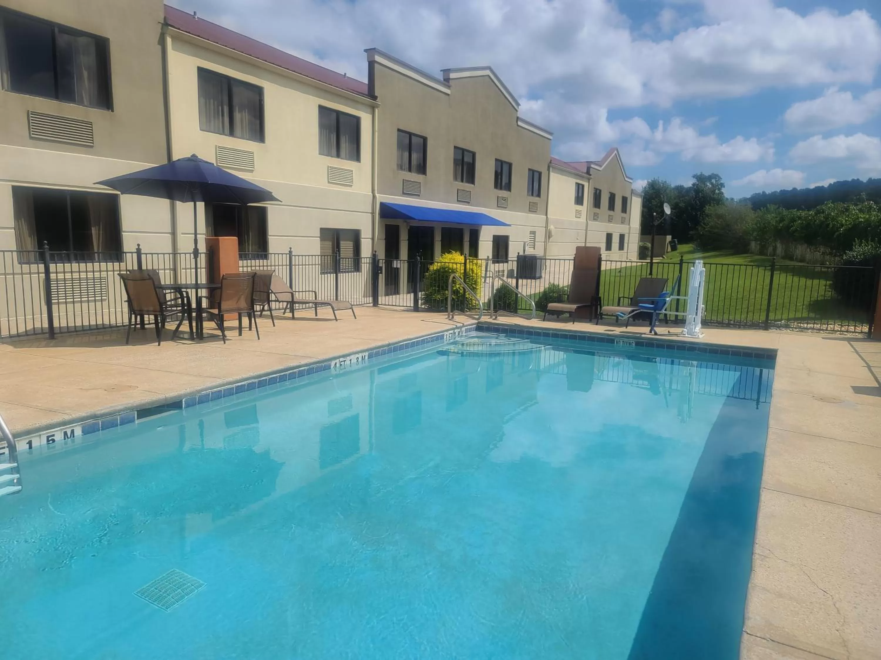 Swimming pool in Comfort Inn & Suites Leeds I-20