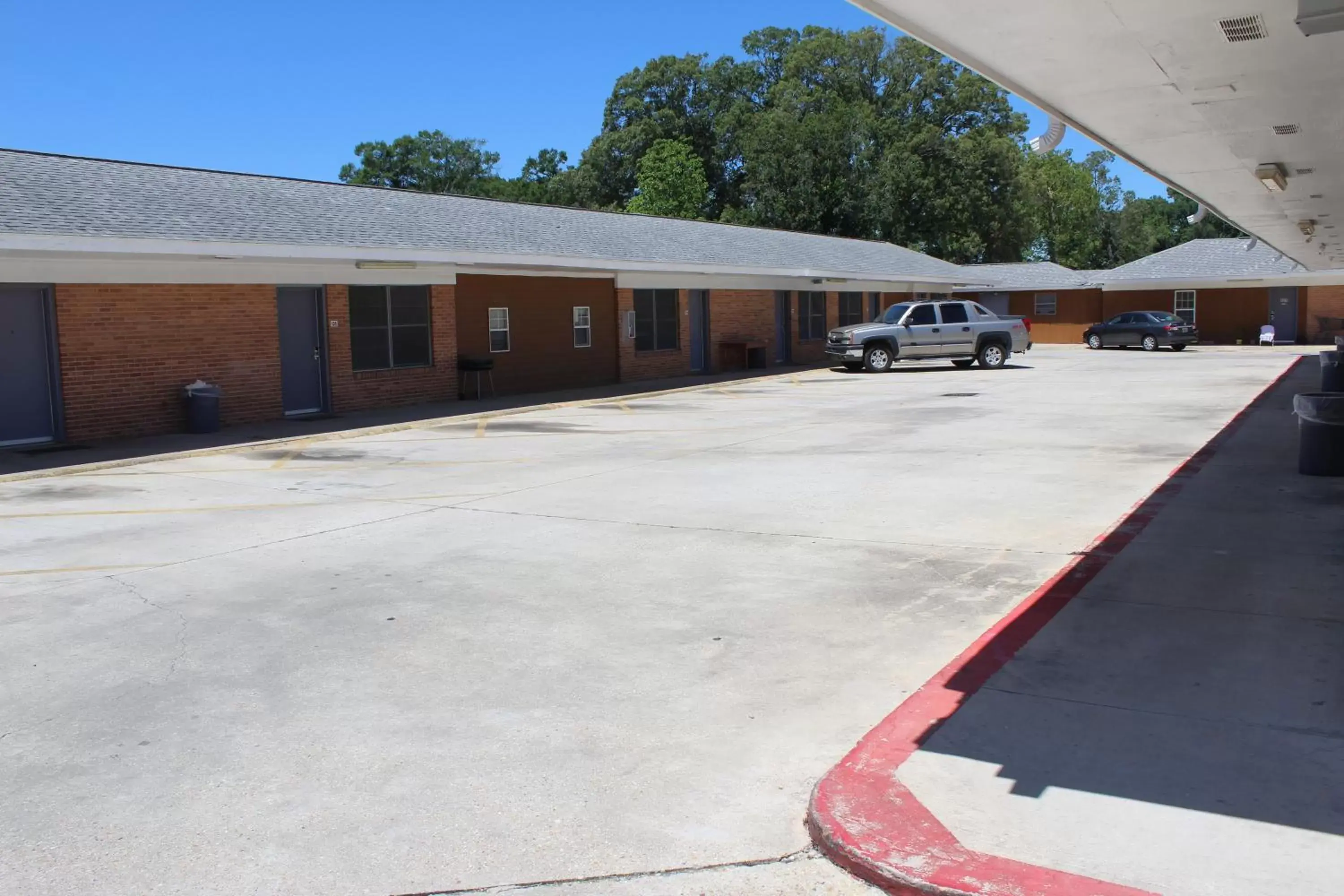 Area and facilities, Property Building in The Shades Motel