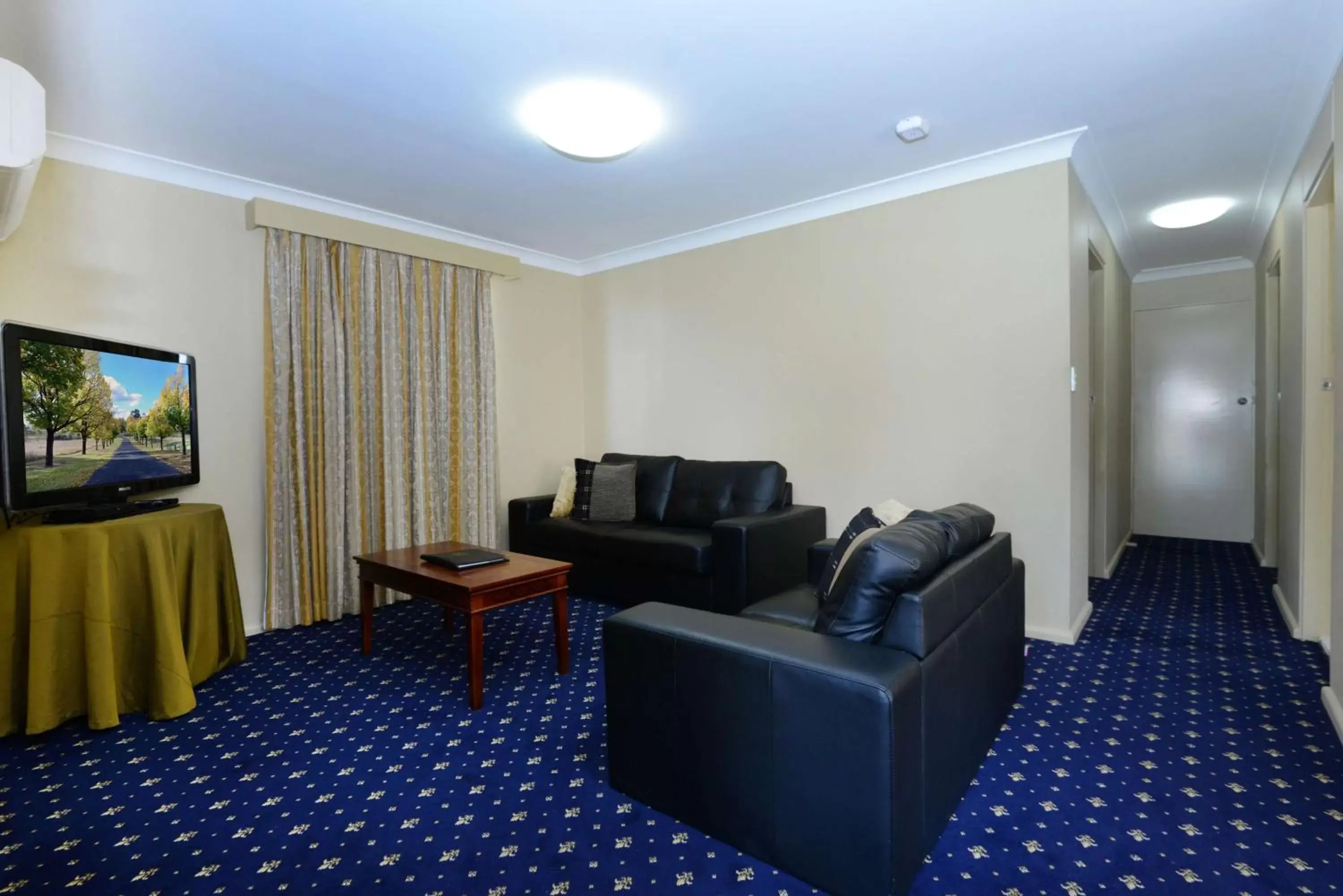 Photo of the whole room, Seating Area in Rydges Armidale
