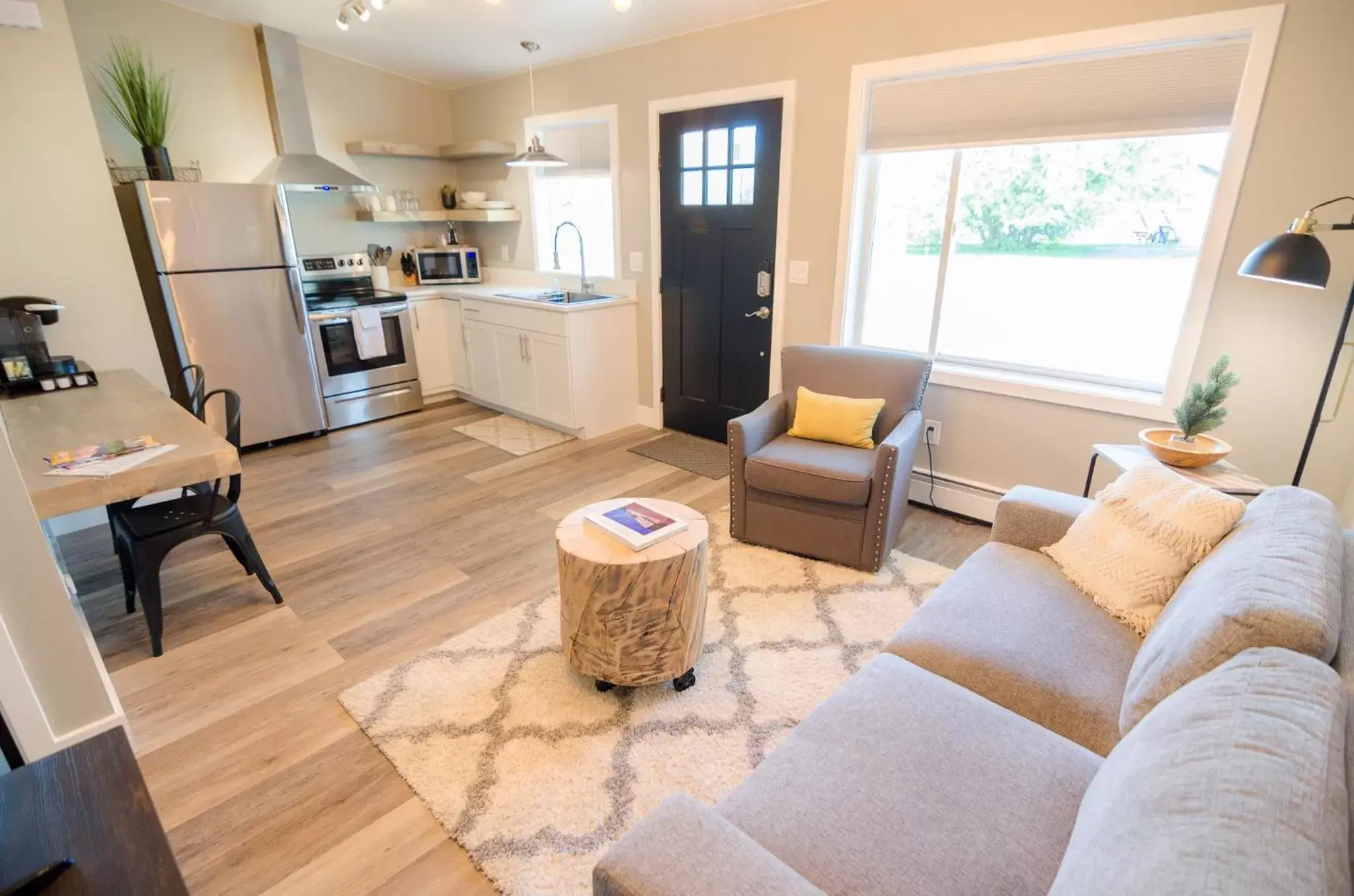 Coffee/tea facilities, Seating Area in Colony Suites