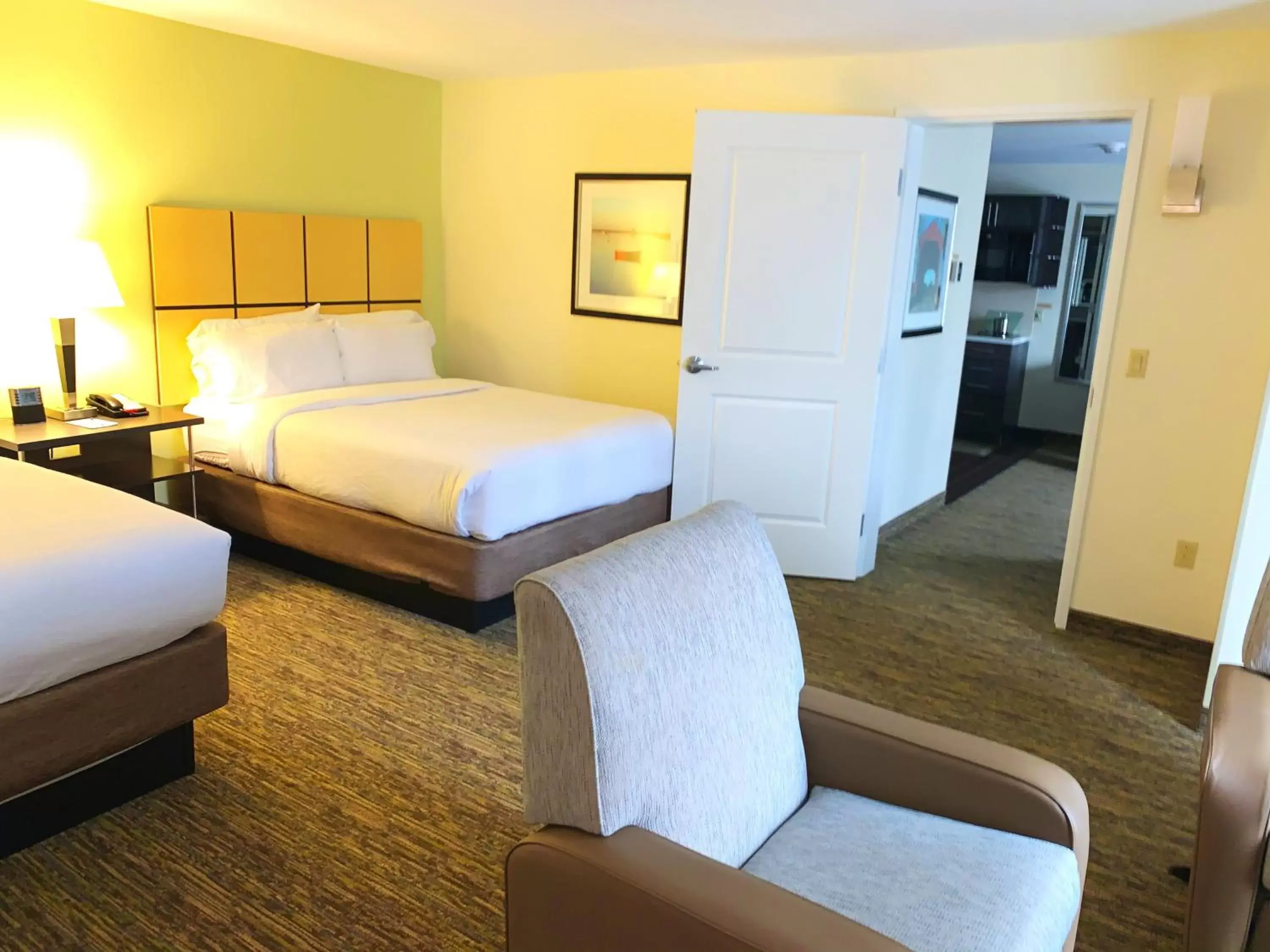 Photo of the whole room, Bed in Candlewood Suites Belle Vernon, an IHG Hotel