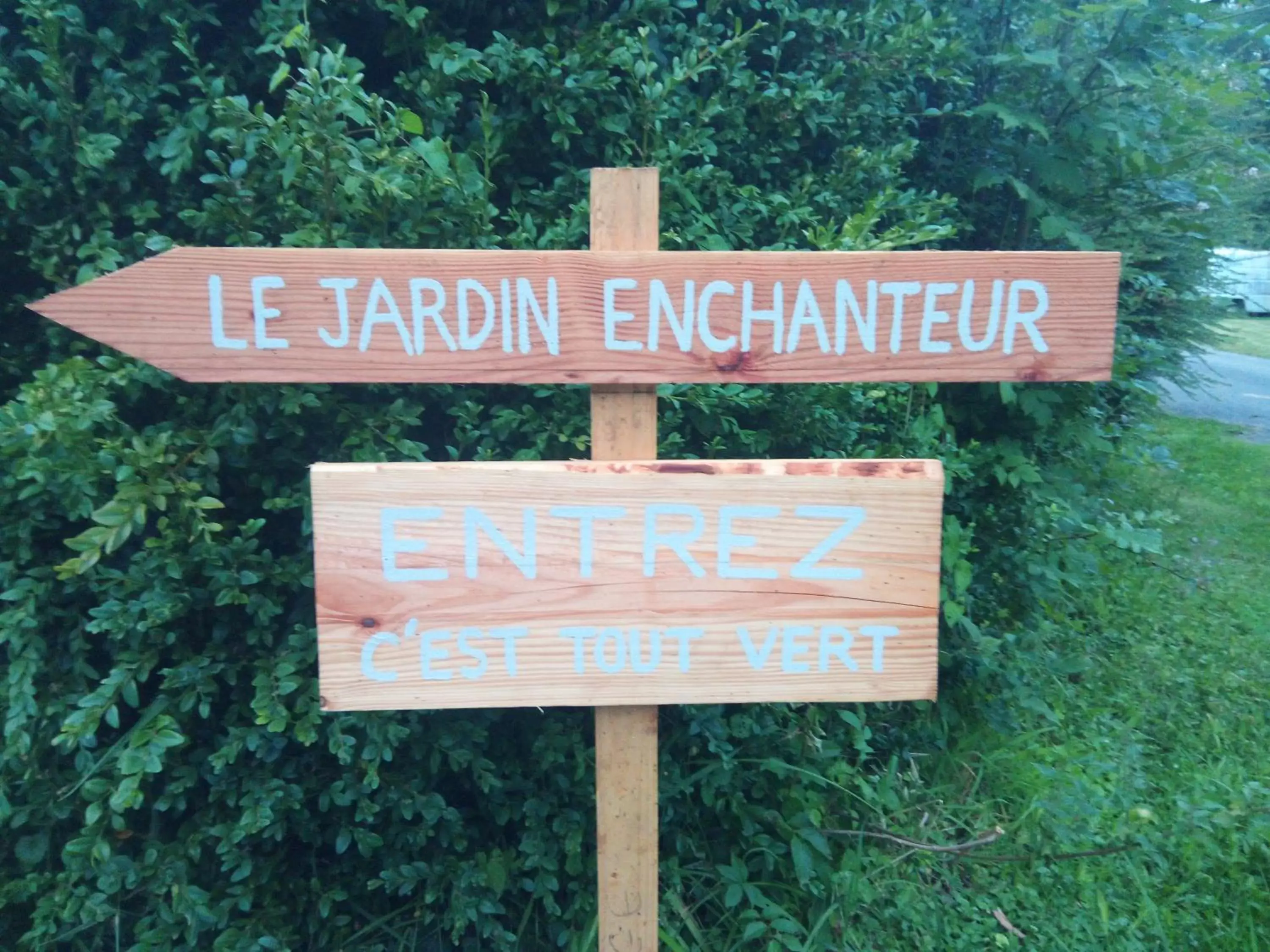 Property logo or sign in Le Jardin Enchanteur, chaleureuse maison d'hôtes calme et accueillante