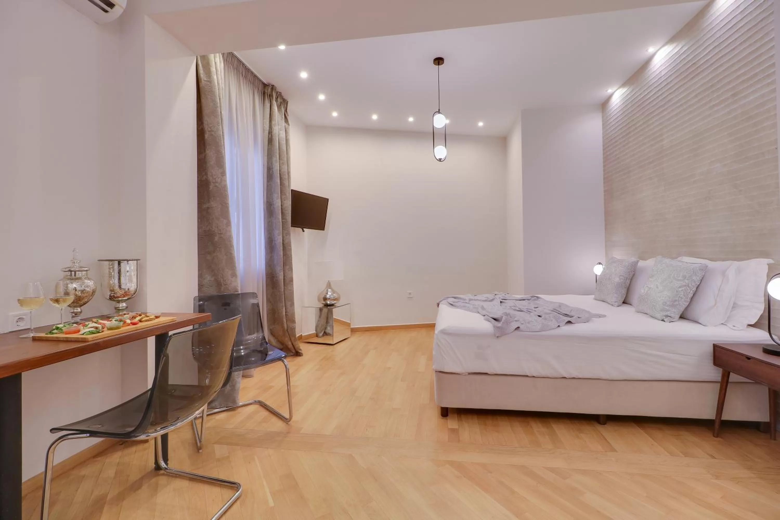 Photo of the whole room, Bed in AthINN Residence