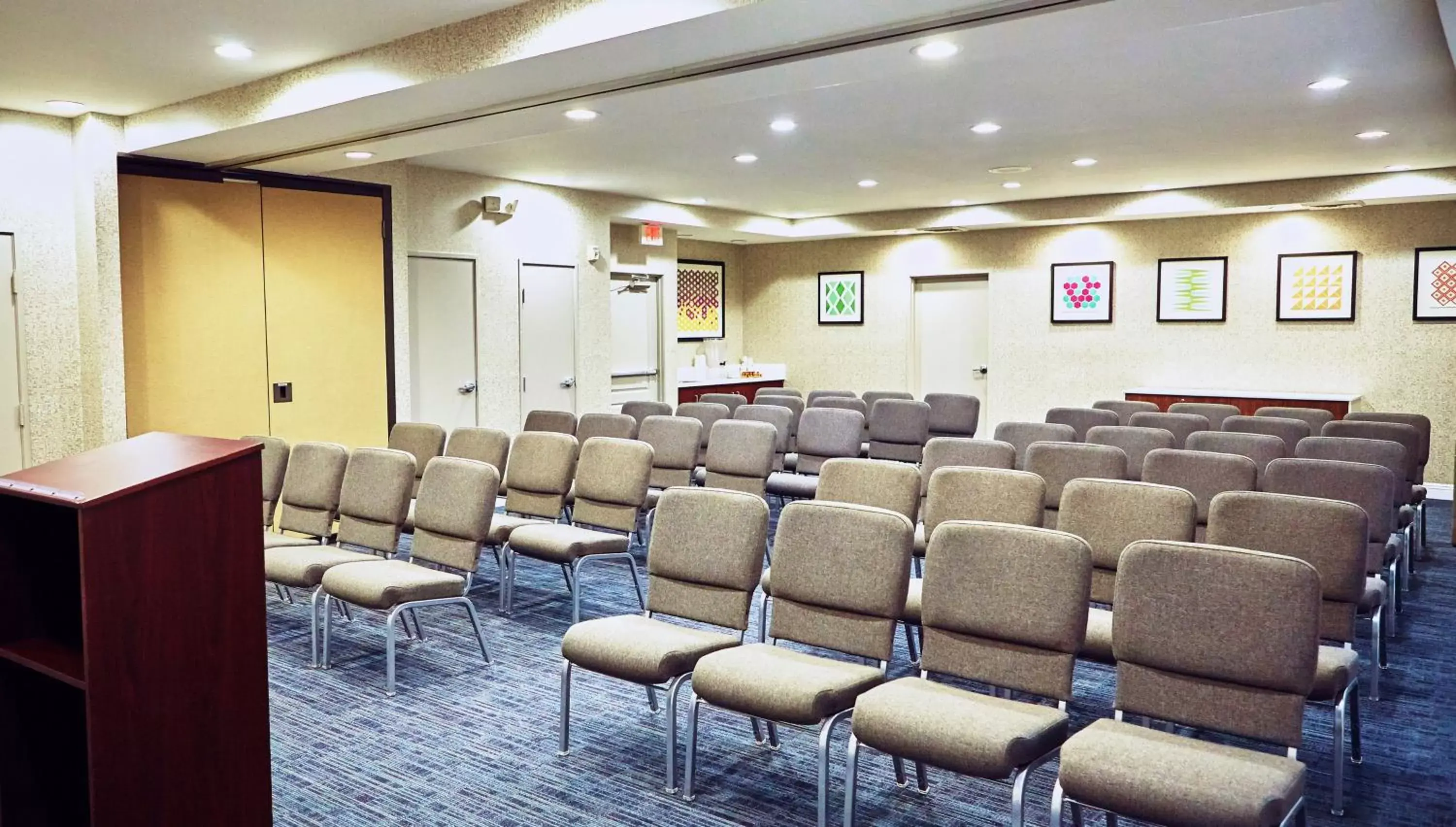 Meeting/conference room in Holiday Inn Express & Suites Corona, an IHG Hotel