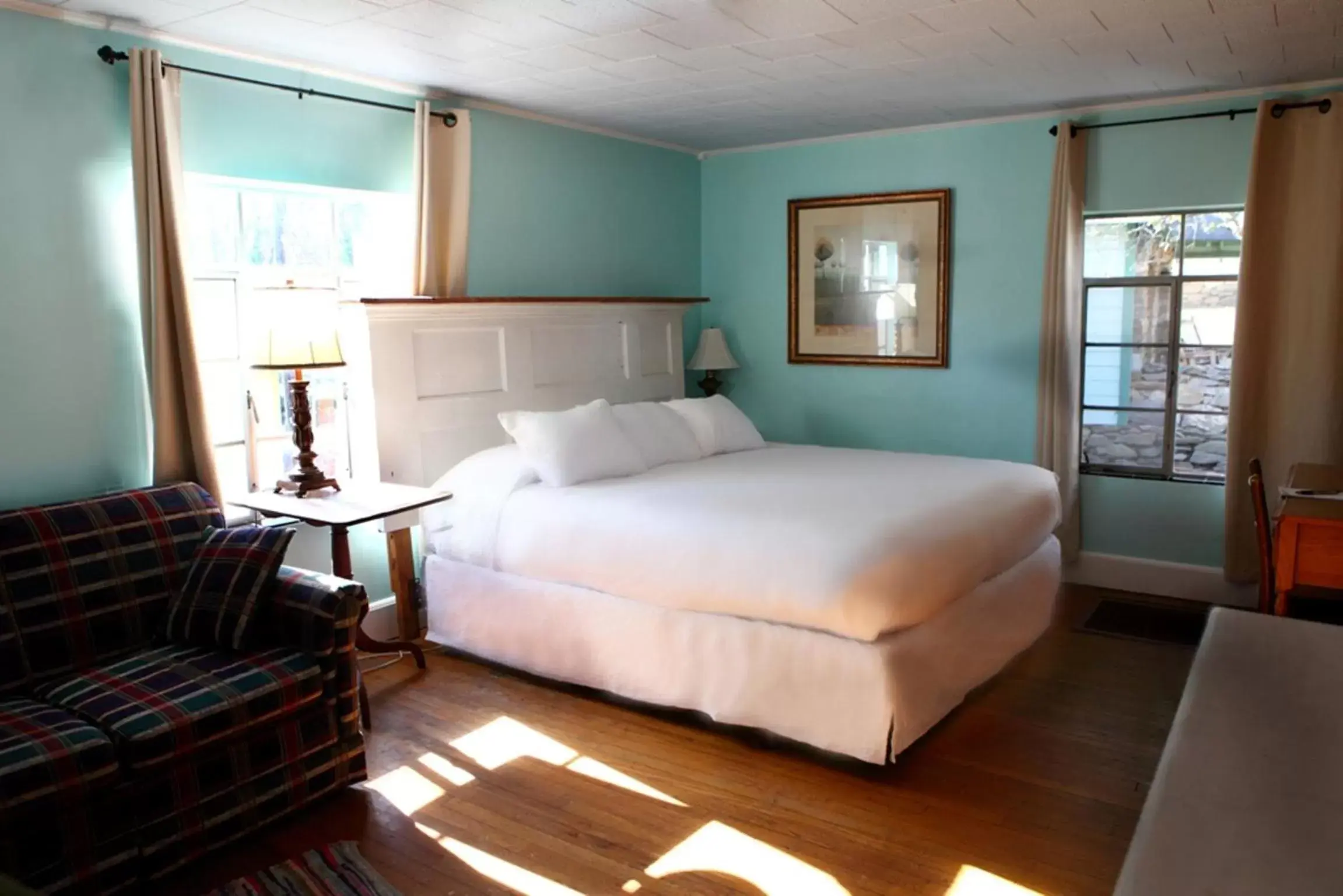 Photo of the whole room, Bed in The Pines Cottages