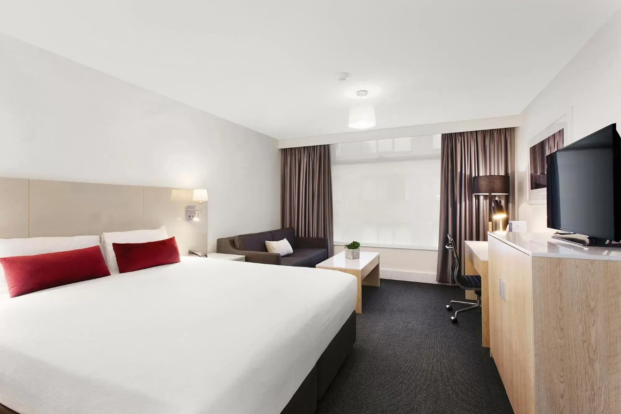 Photo of the whole room in Mercure Melbourne Albert Park