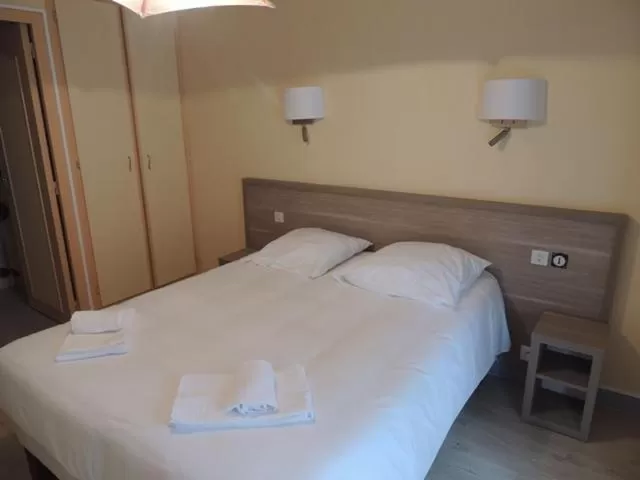 Bedroom, Bed in Le Lanthenay