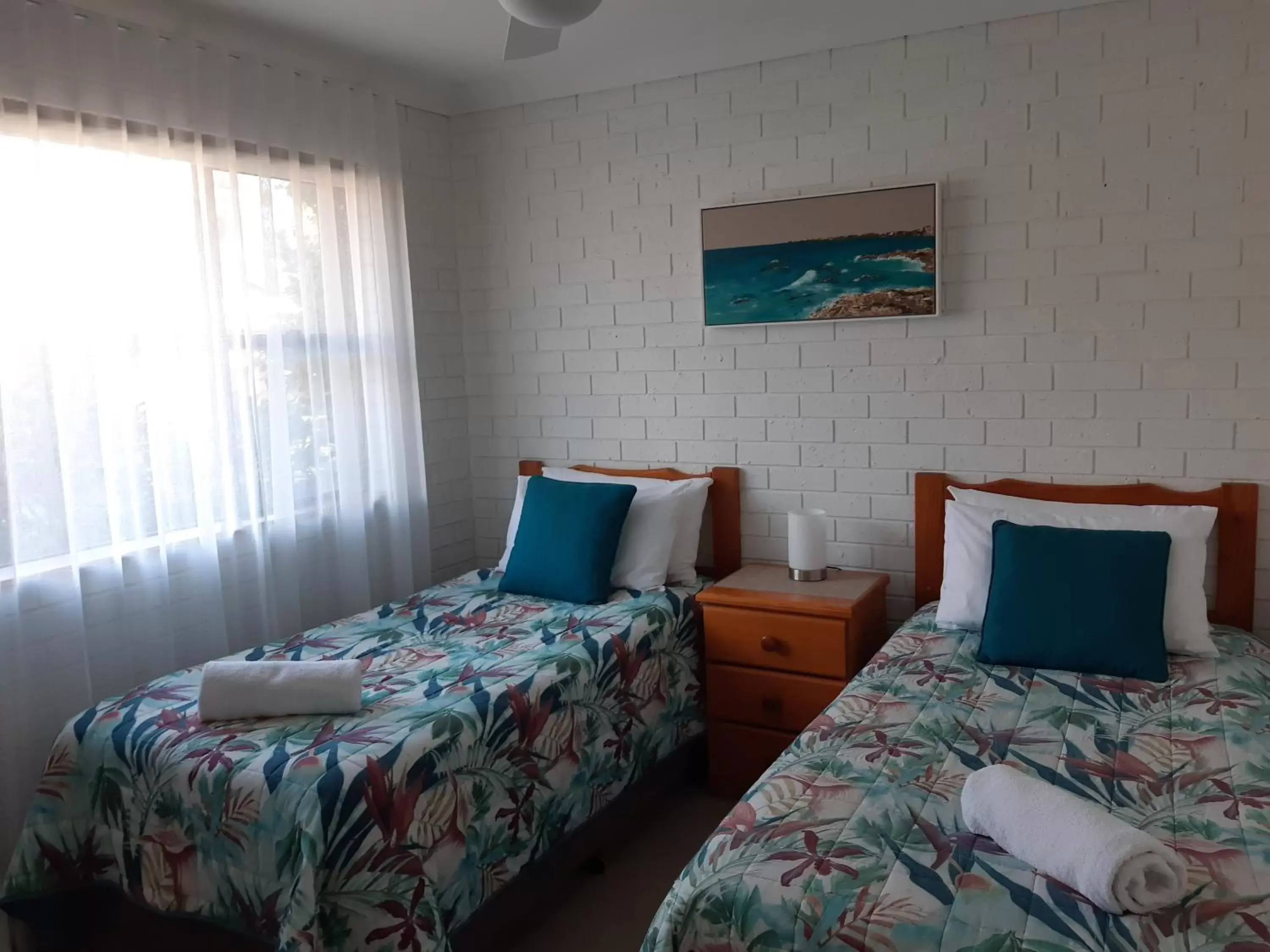 Bedroom, Bed in Dolphins of Mollymook Motel and Fifth Green Apartments
