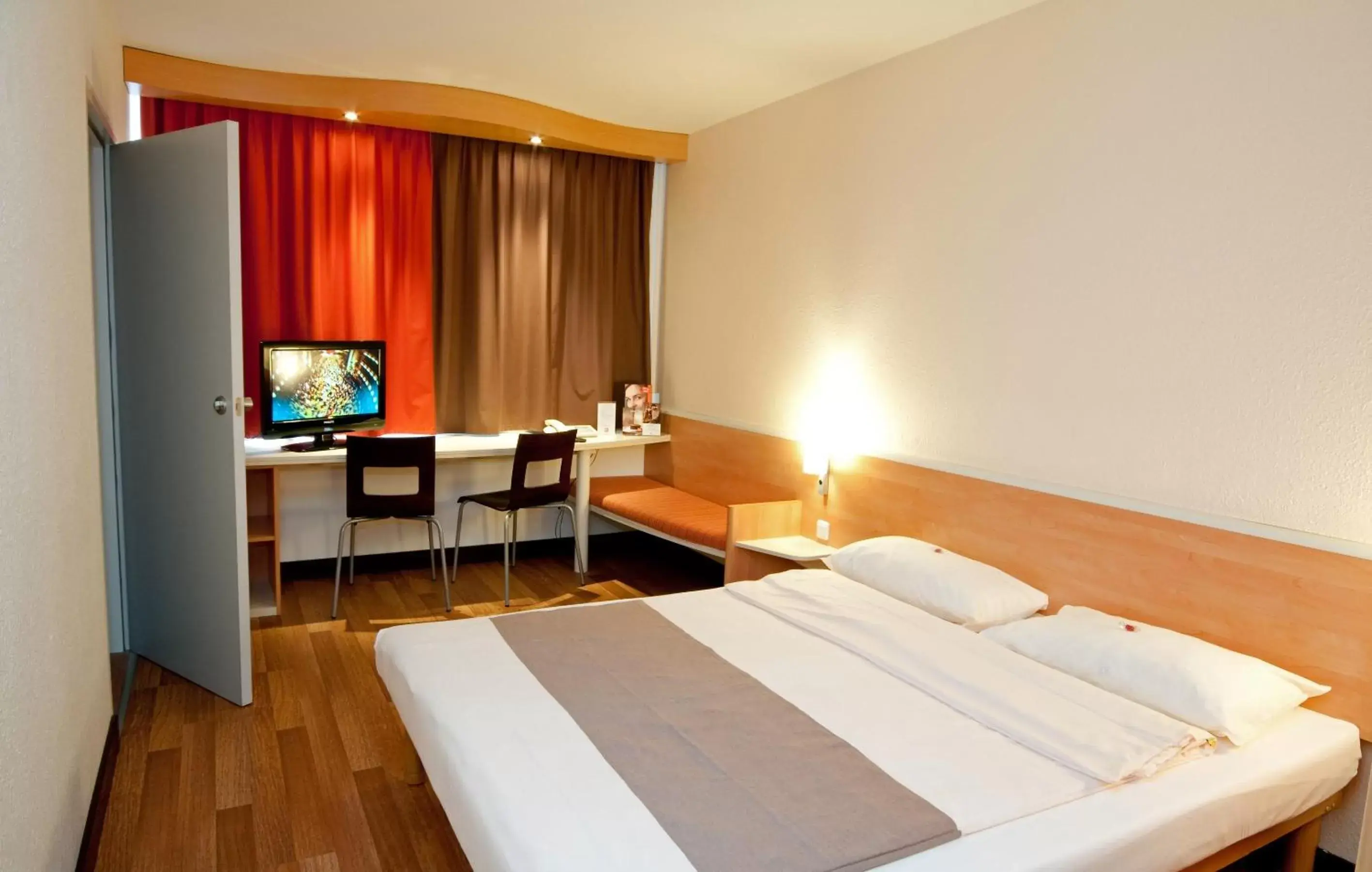 TV and multimedia, Bed in Ibis Wien Mariahilf