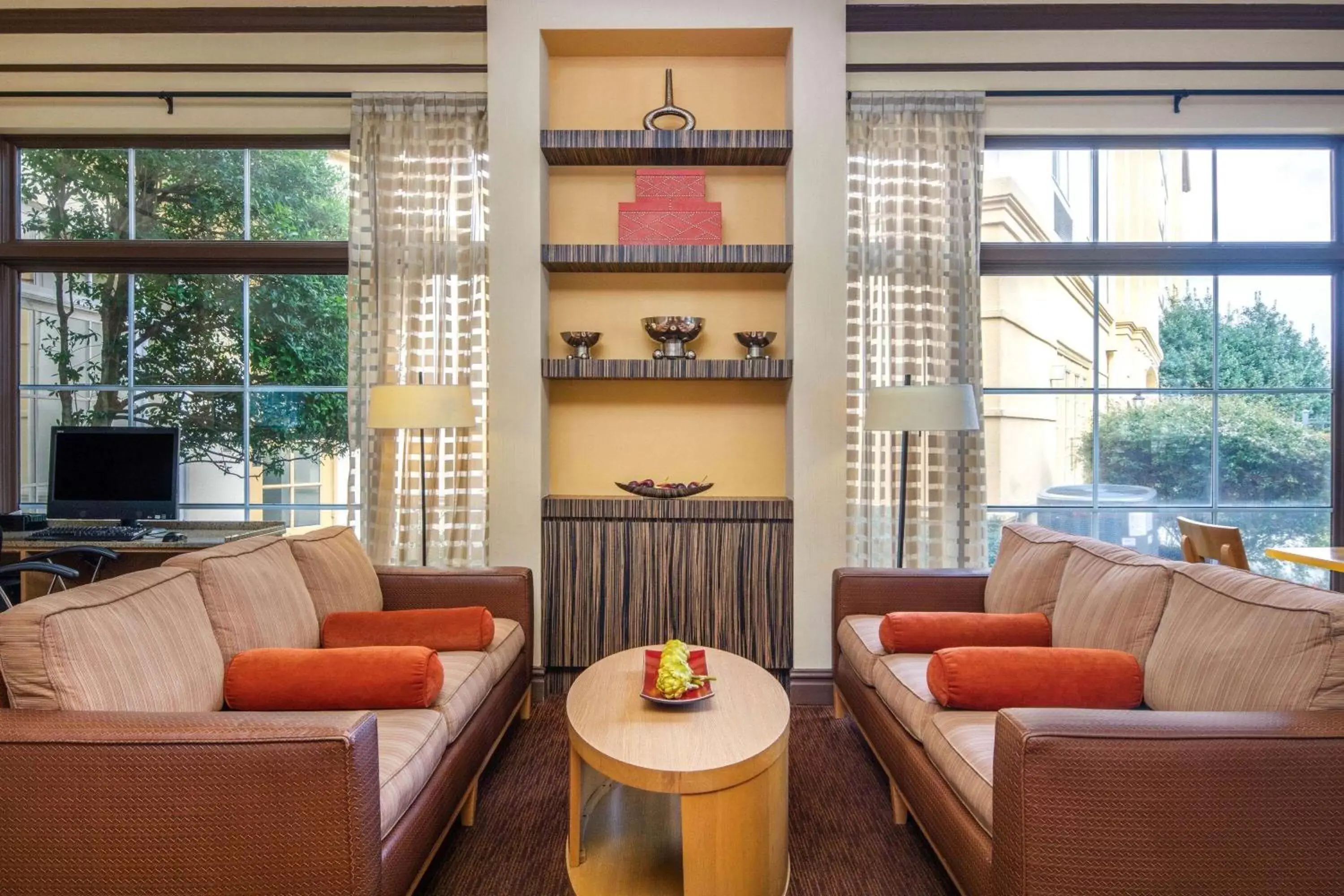 Lobby or reception, Lounge/Bar in La Quinta by Wyndham Atlanta Ballpark/Galleria