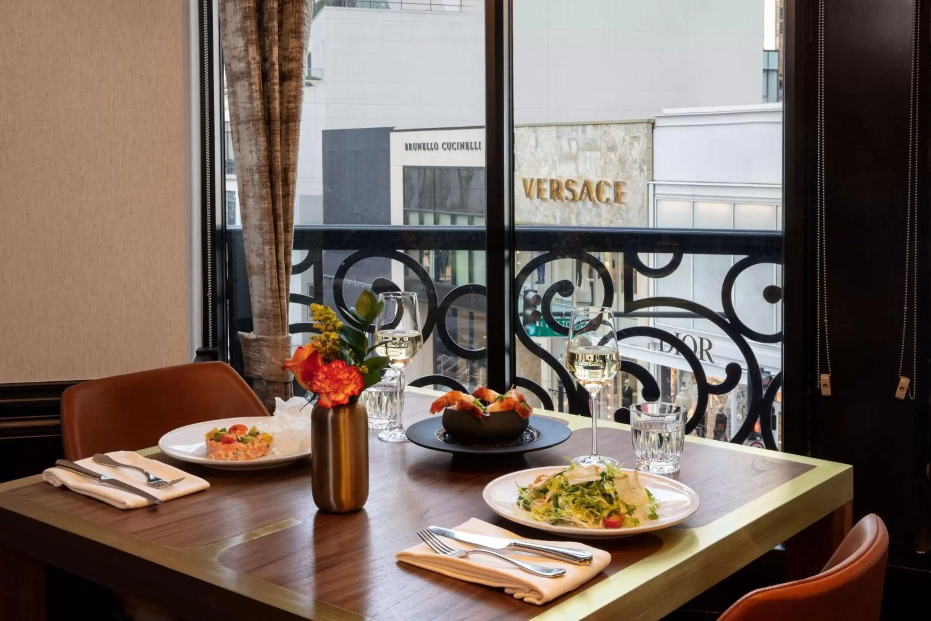 Lounge or bar in Waldorf Astoria Chicago