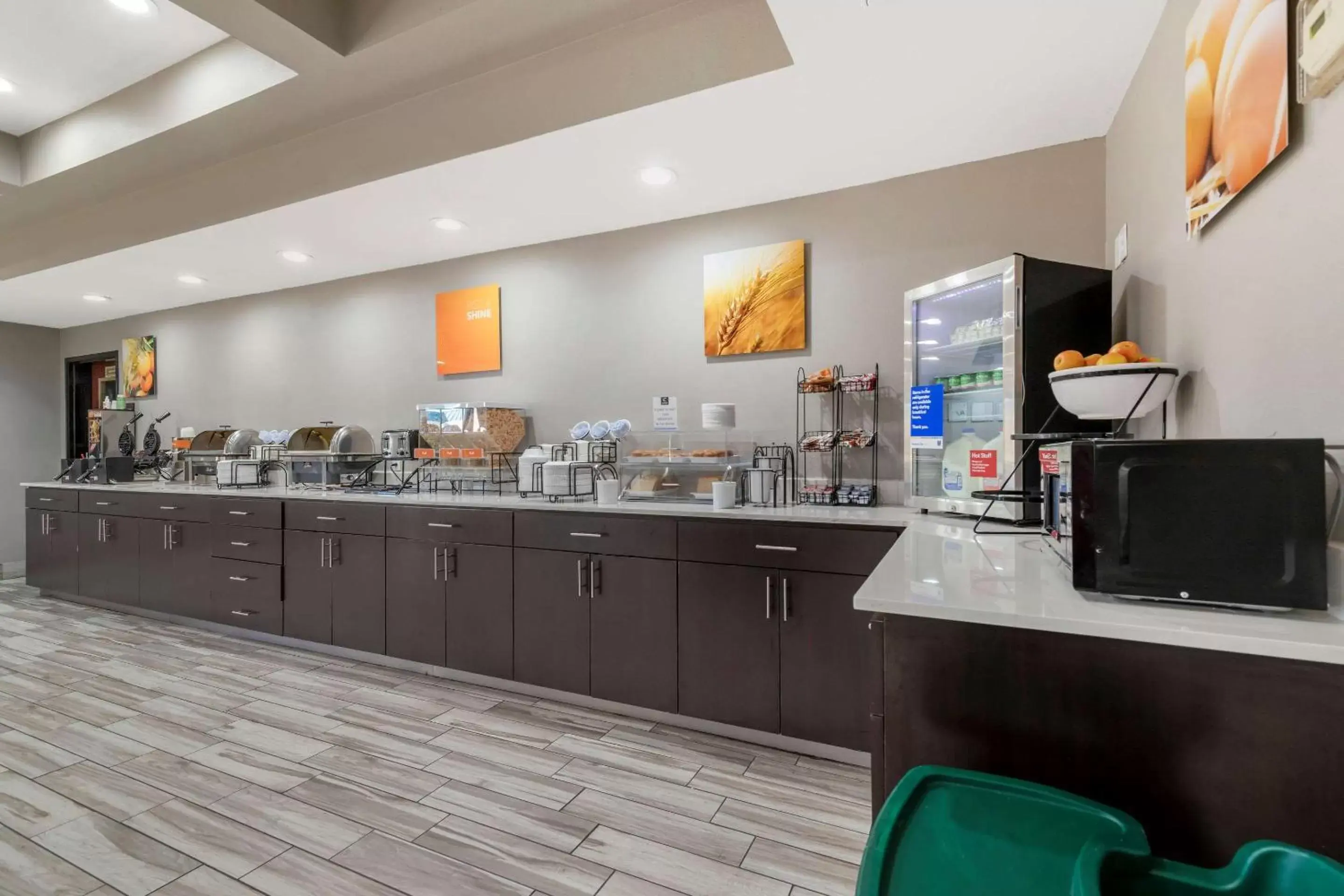 Breakfast in Comfort Inn & Suites Near Medical Center Breakfast in Comfort Inn & Suites Near Medical Center