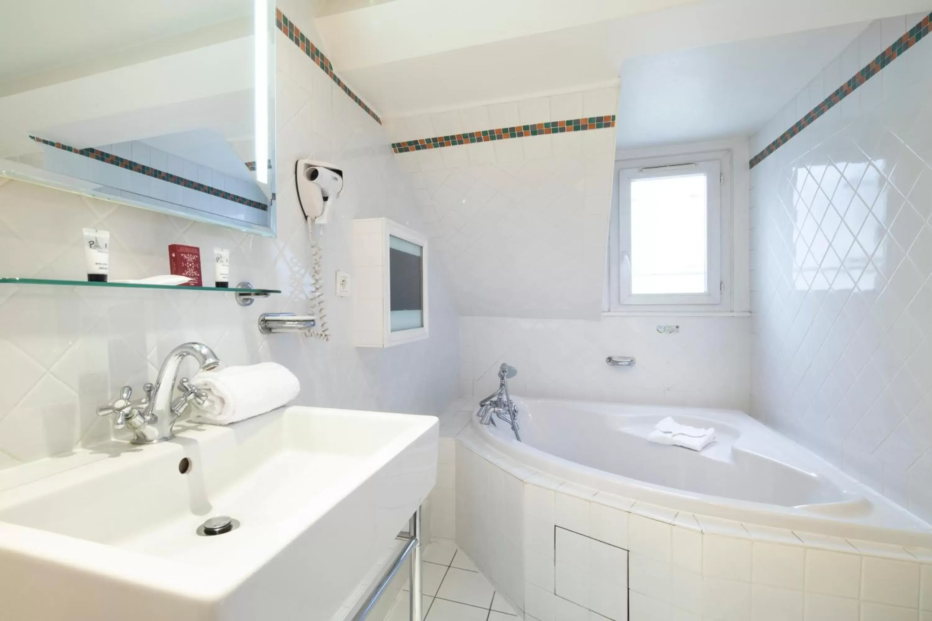 Bathroom in Elysées Hôtel