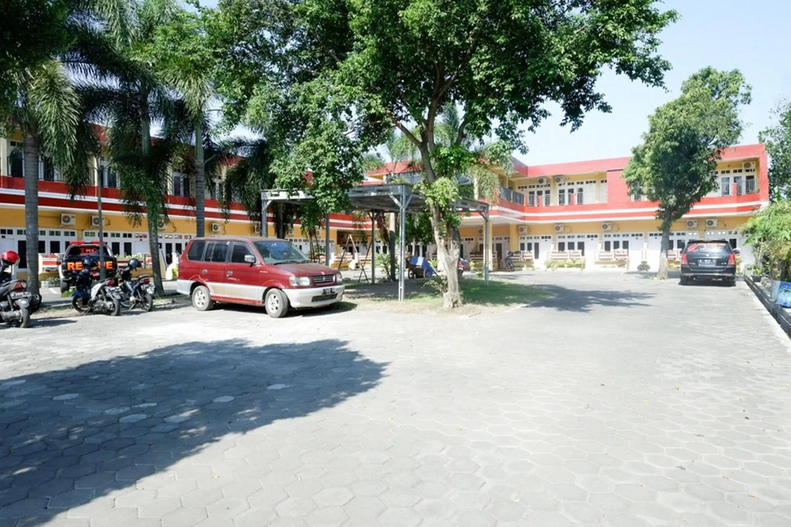 Property Building in RedDoorz Plus near Stadion Wijaya Kusuma