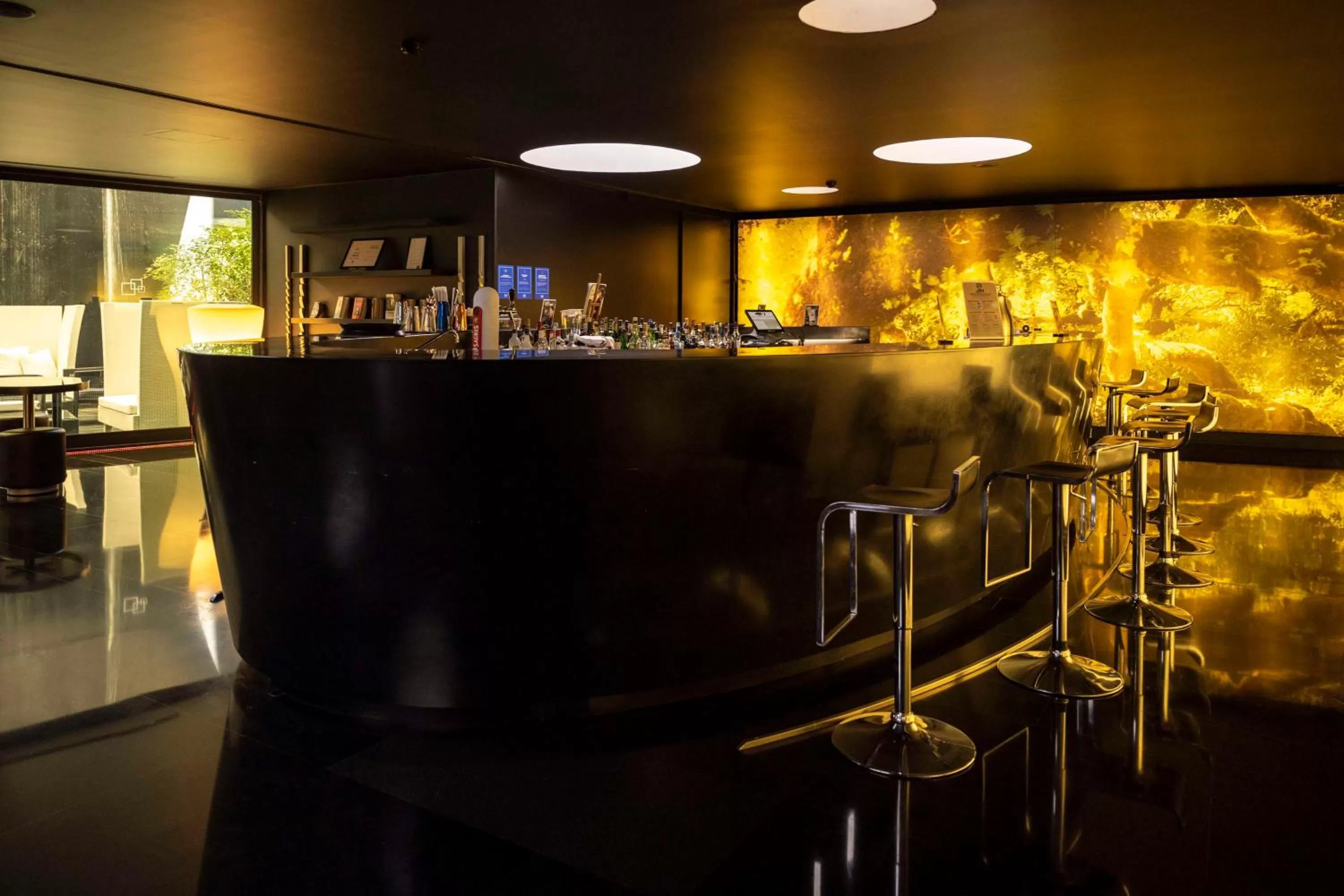 Lounge or bar in DoubleTree by Hilton Lisbon Fontana Park