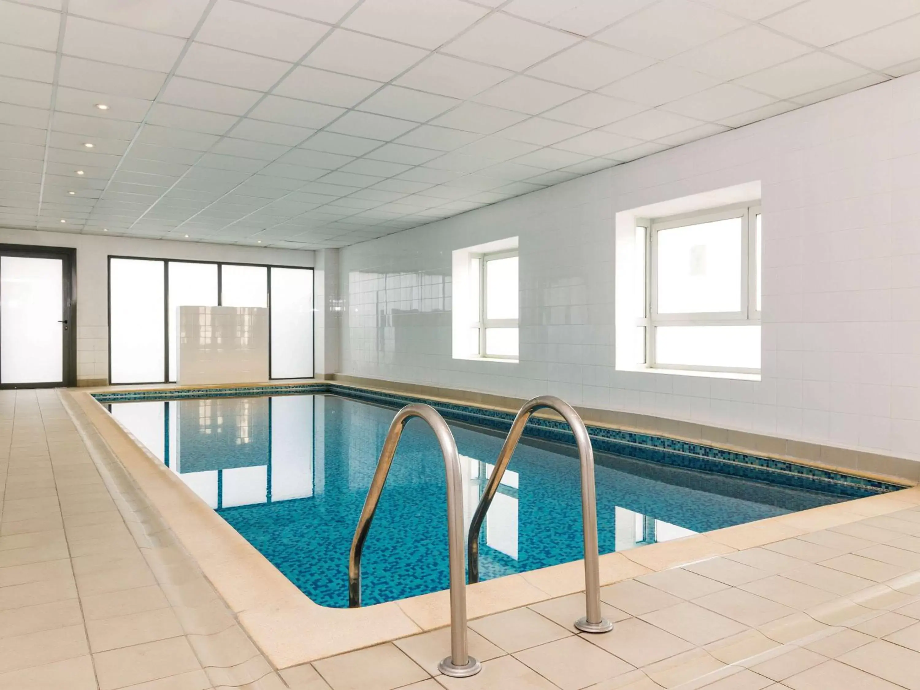 Property building, Swimming Pool in Aparthotel Adagio Access Paris Clamart