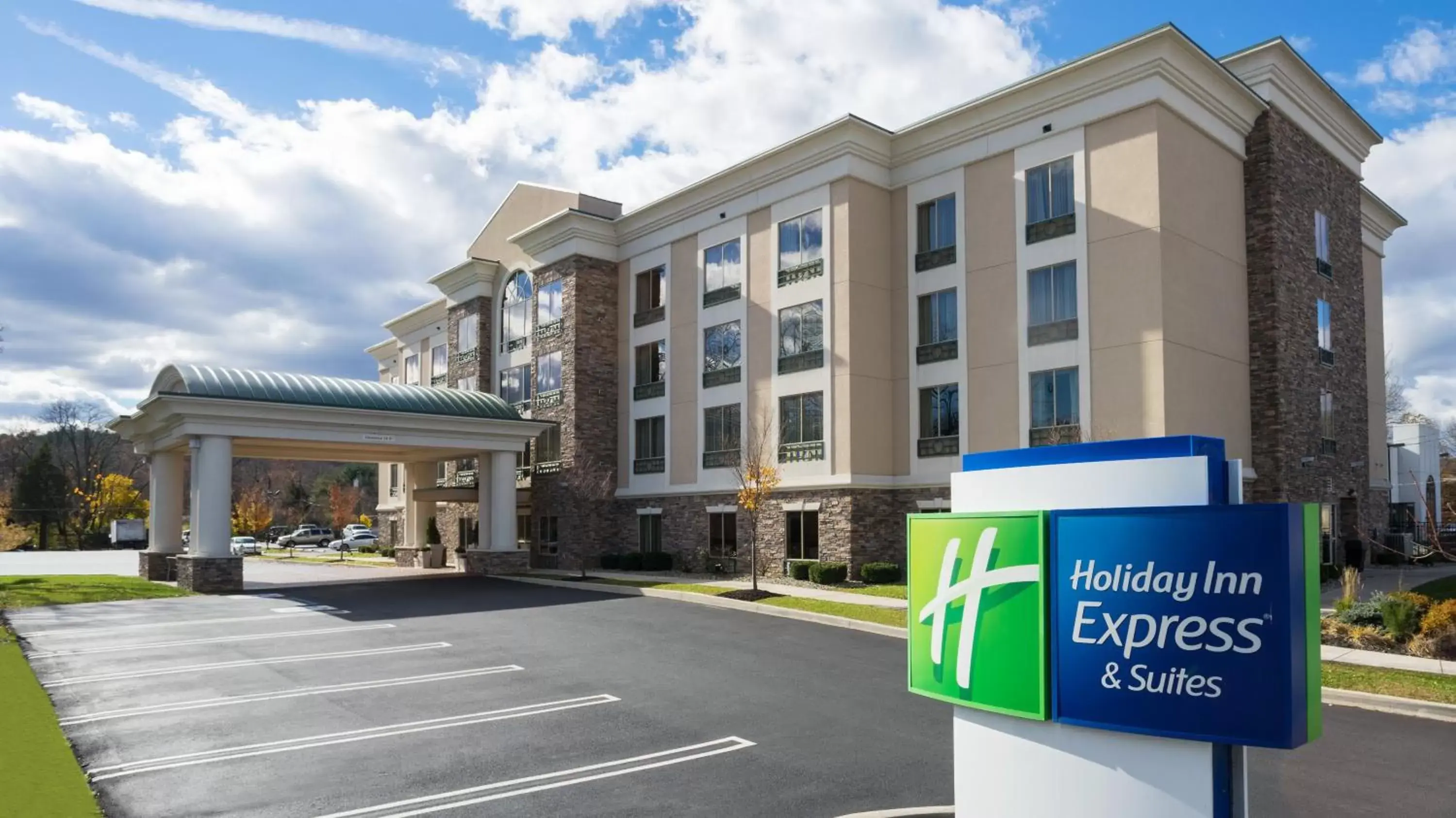 Property Building in Holiday Inn Express and Suites Stroudsburg-Poconos, an IHG Hotel