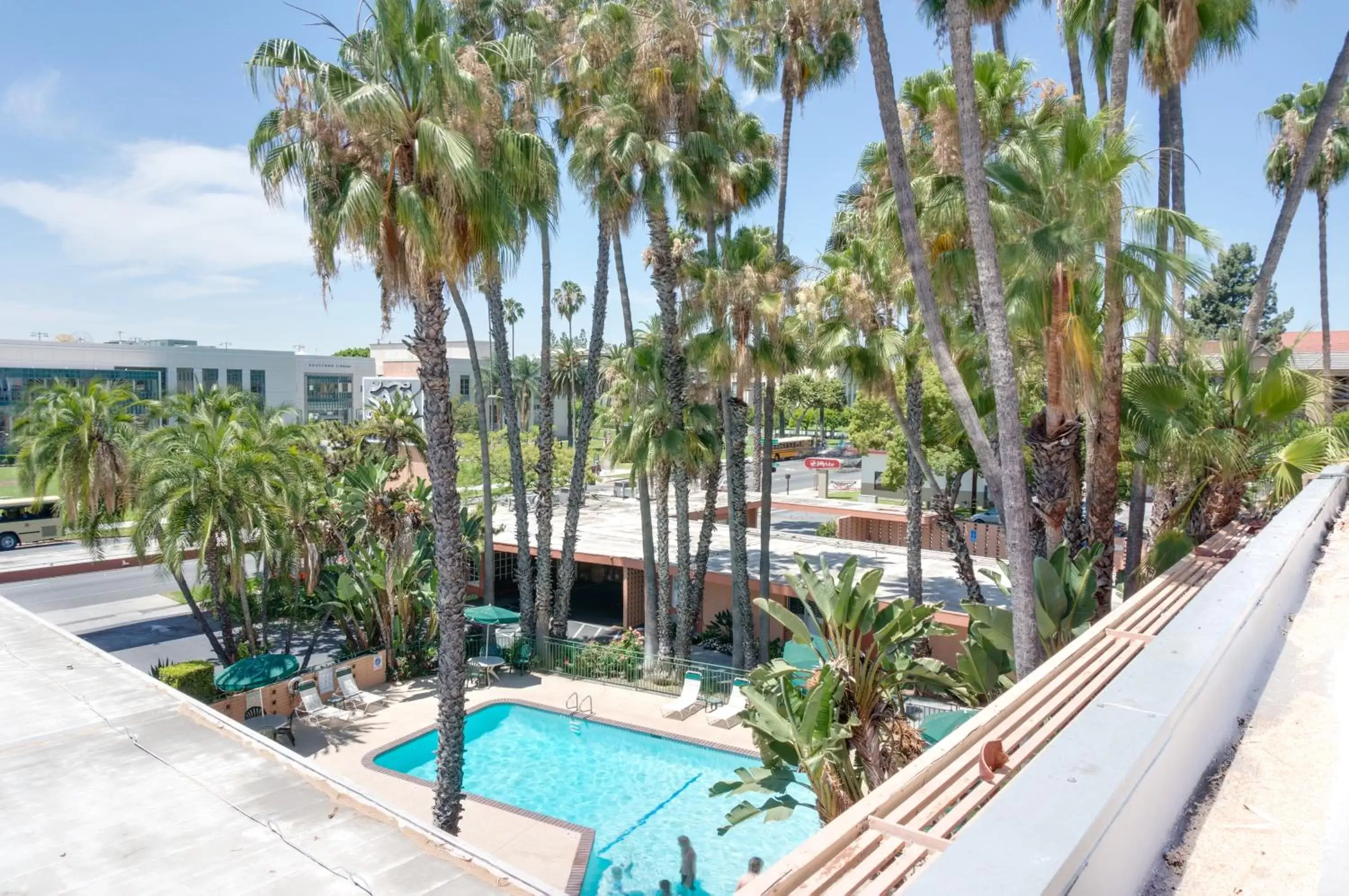 Facade/entrance, Pool View in Saga Motor Hotel Pasadena
