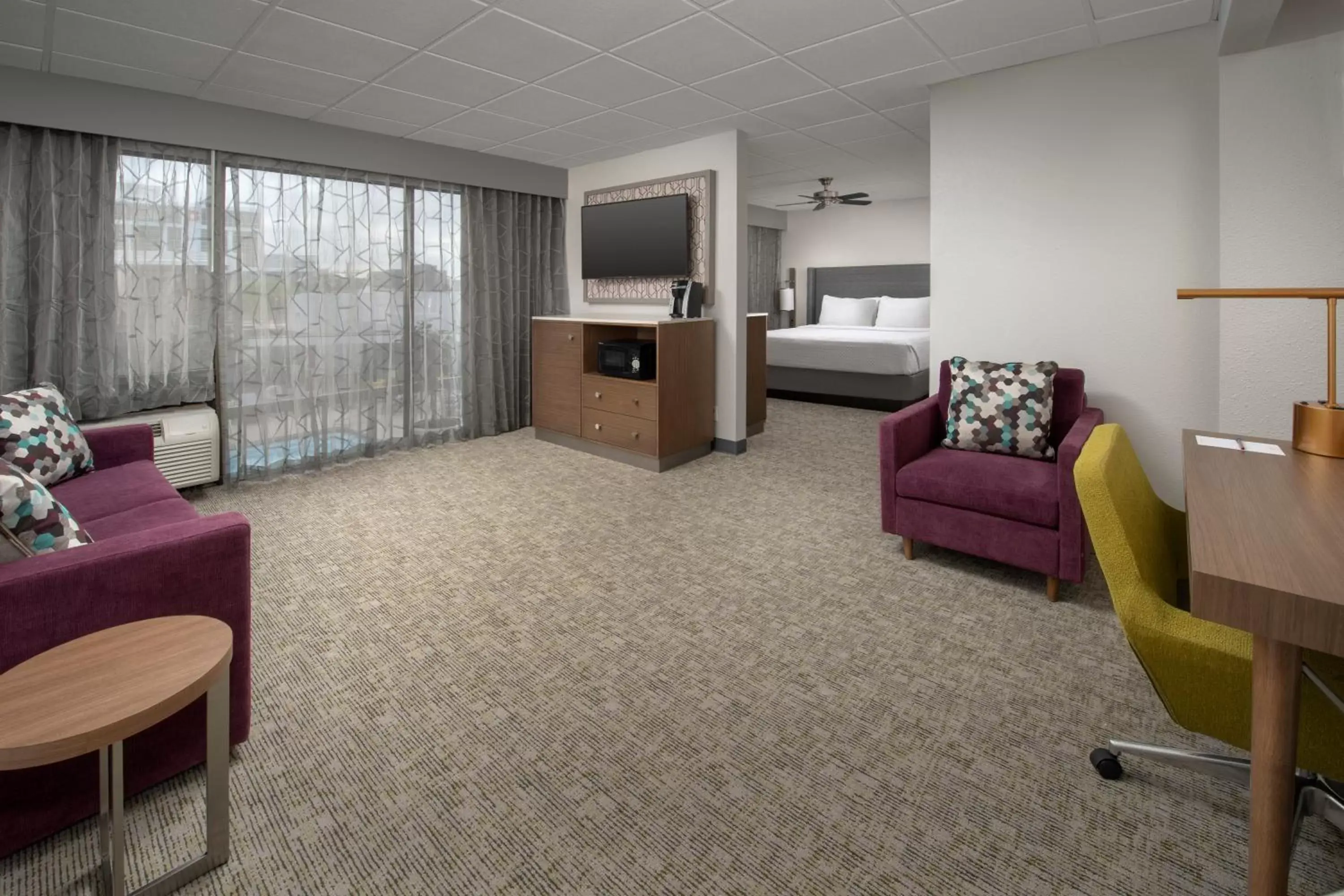 Living room, Seating Area in Crowne Plaza San Antonio Airport, an IHG Hotel