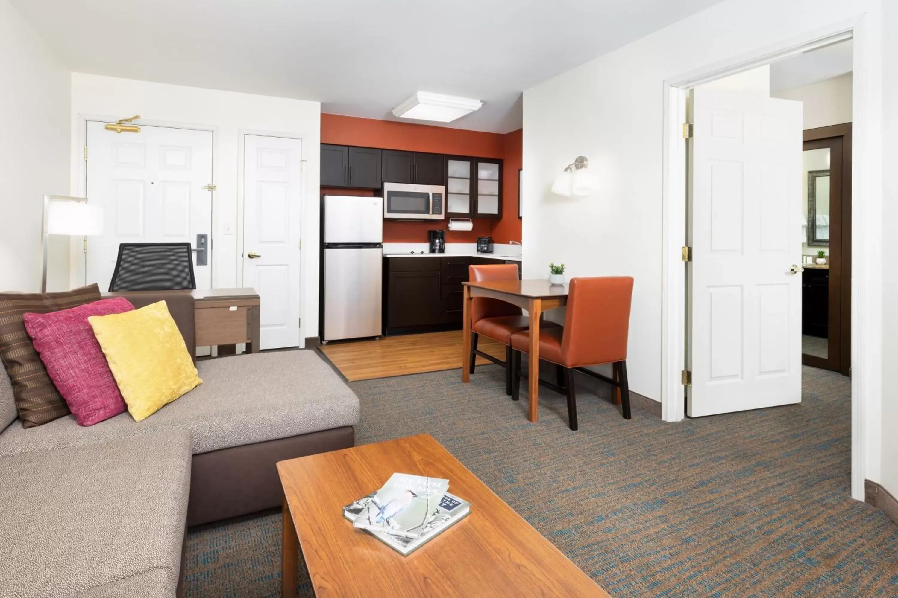 Bedroom, Seating Area in Residence Inn Des Moines West at Jordan Creek Town Center