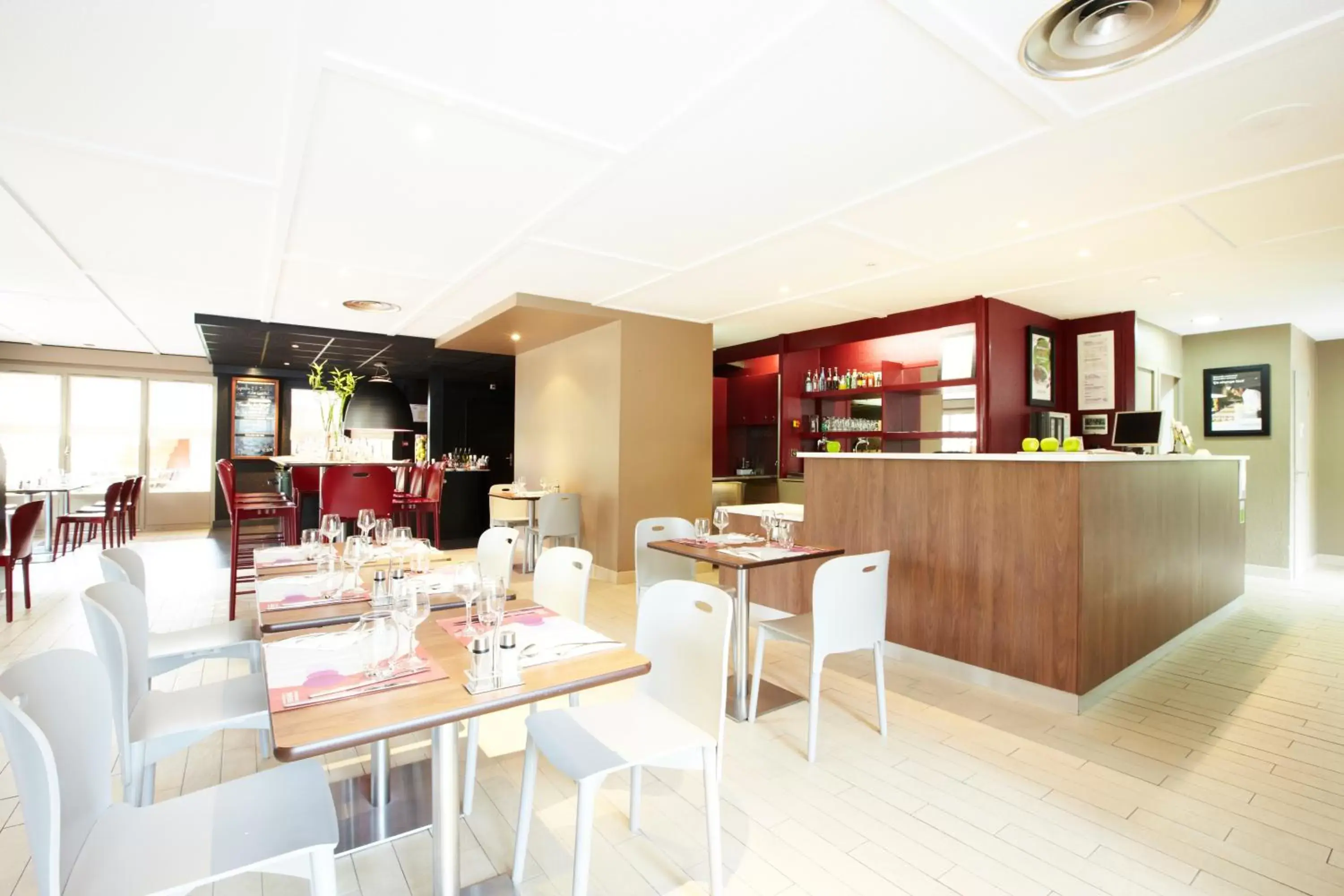 Restaurant/Places to Eat in Campanile Aix-En-Provence Est - Meyreuil