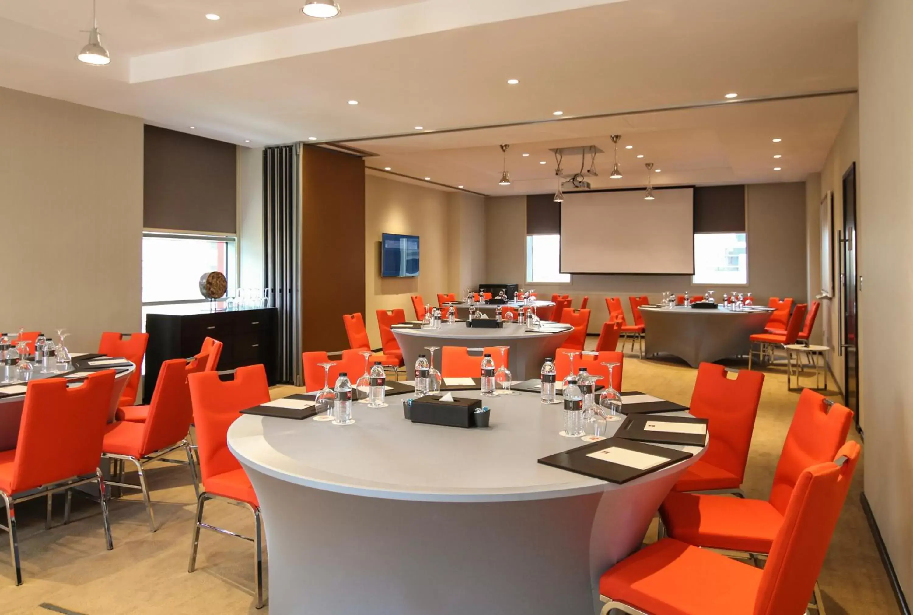 Meeting/conference room, Restaurant/Places to Eat in Ibis One Central - World Trade Centre Dubai