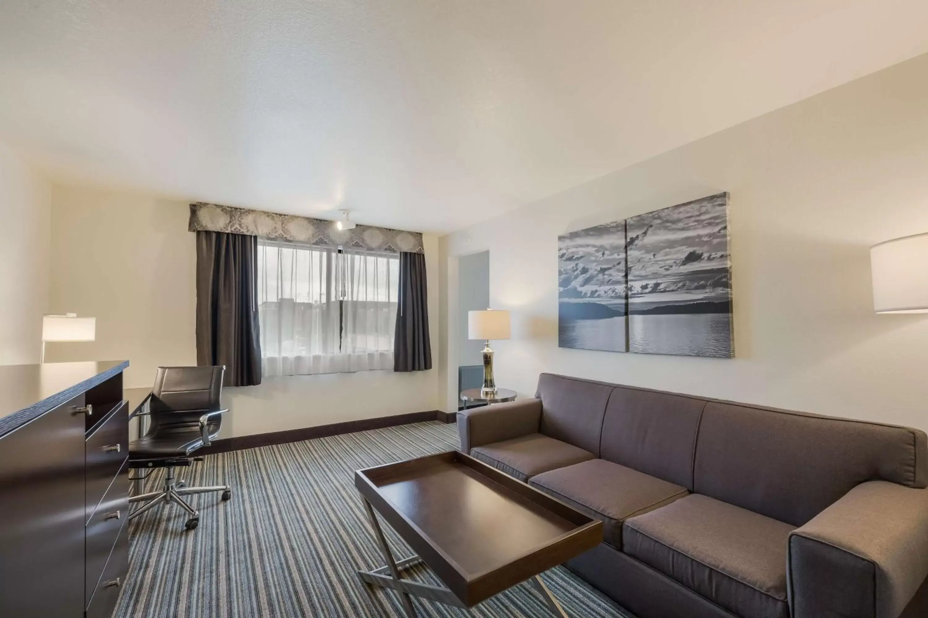 Bedroom, Seating Area in Best Western Alderwood