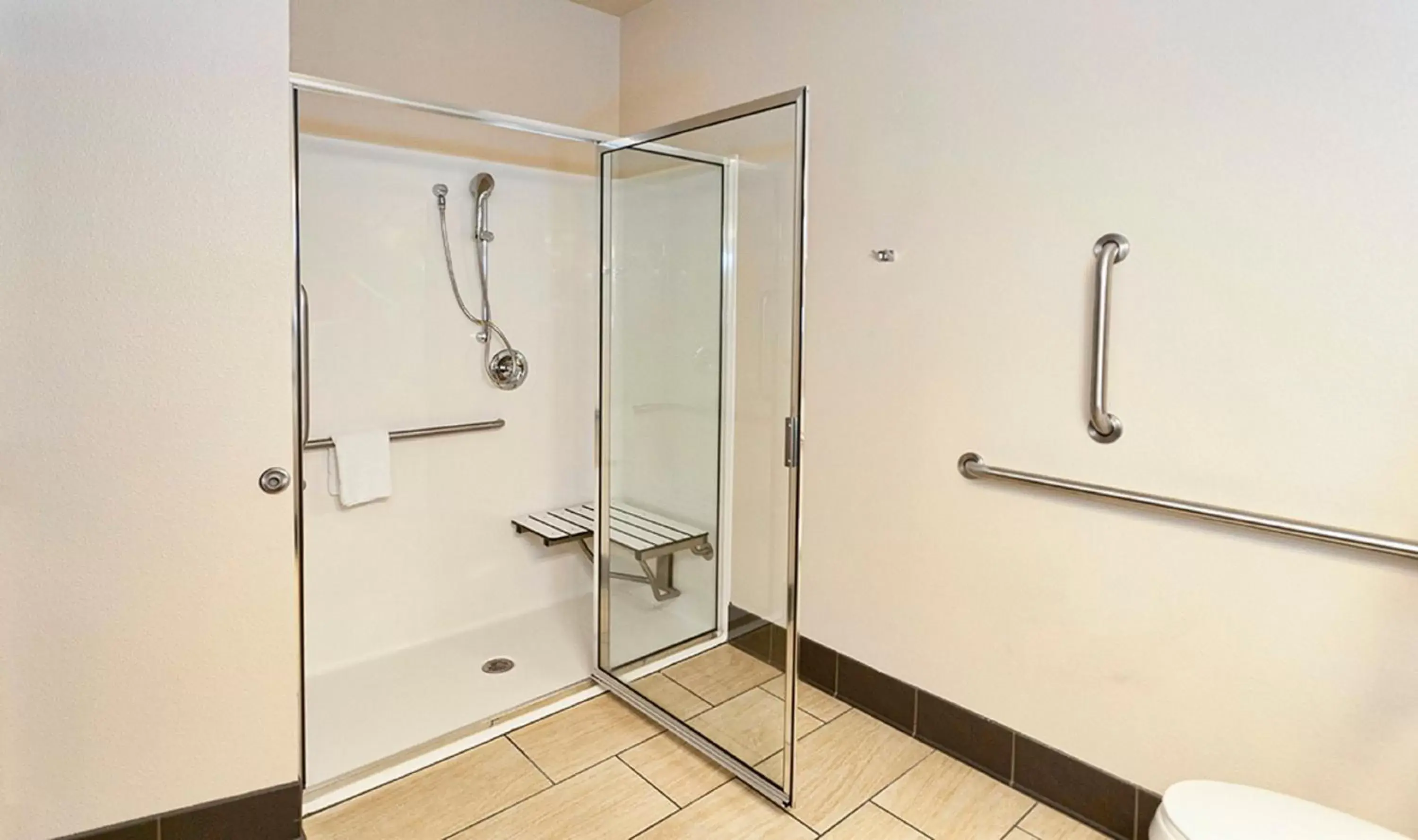 Shower, Bathroom in Park Point Marina Inn