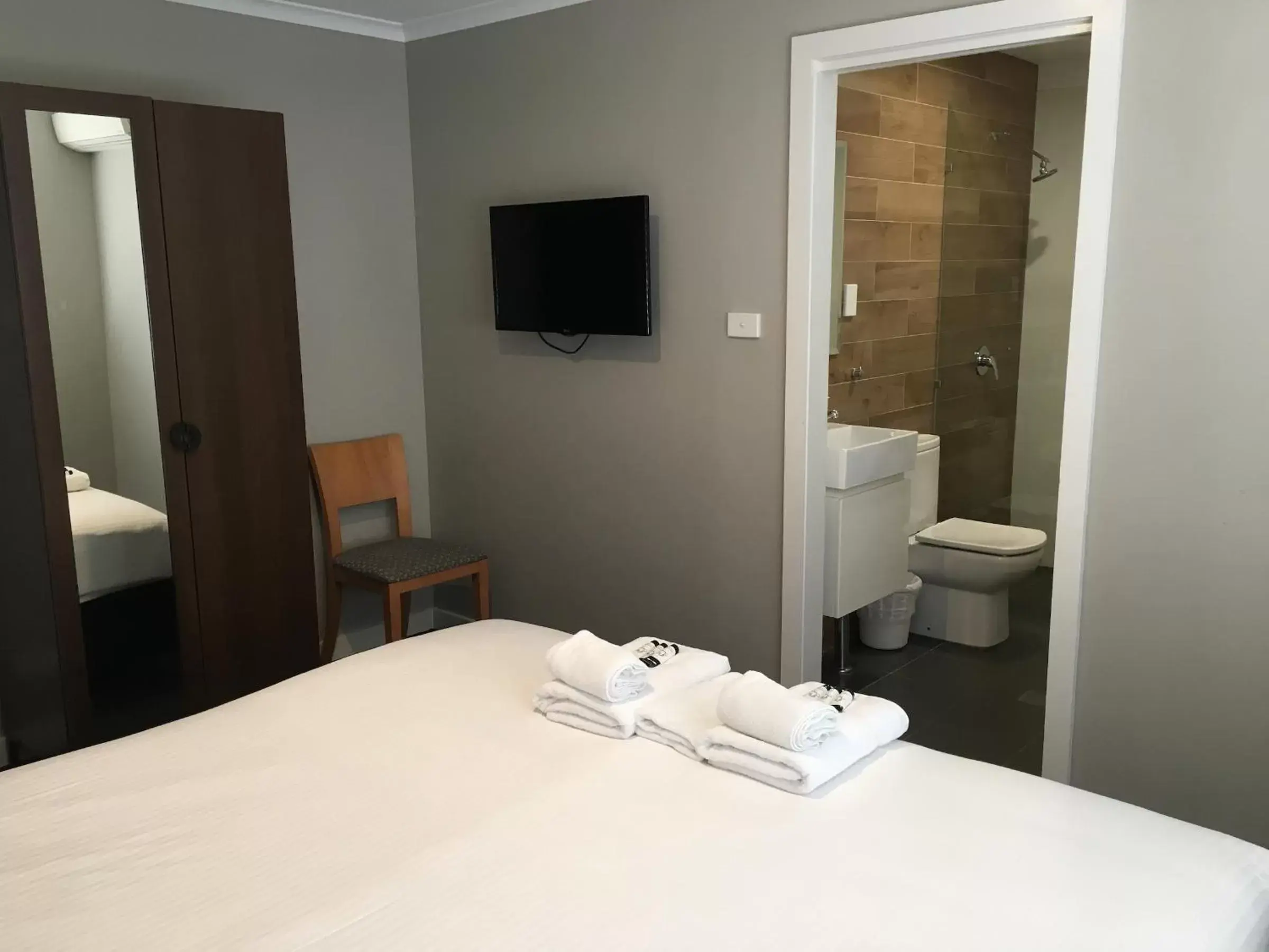 King Room with En Suite Bathroom in The Premier Hotel Broadmeadow King Room with En Suite Bathroom in The Premier Hotel Broadmeadow