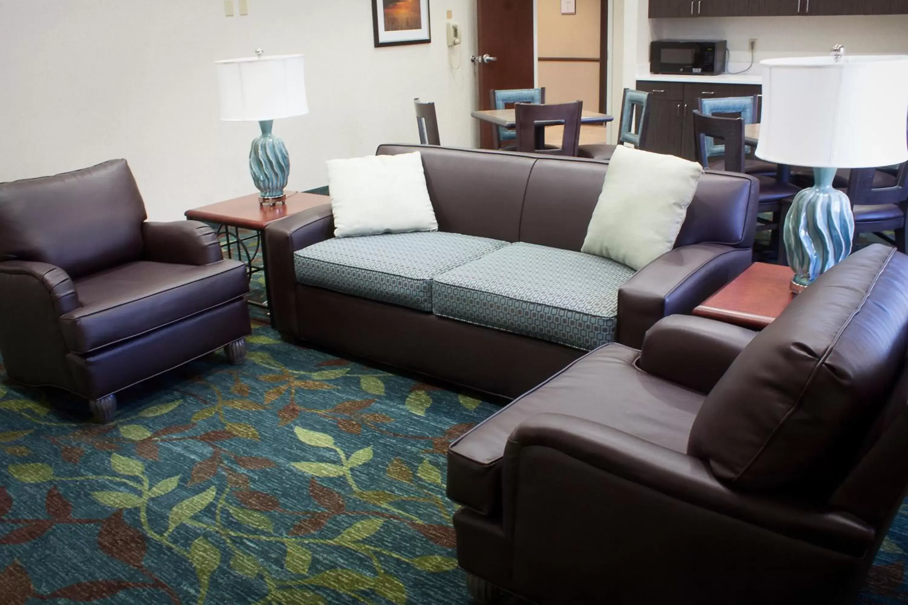 Lobby or reception, Seating Area in Candlewood Suites Youngstown W - I-80 Niles Area, an IHG Hotel