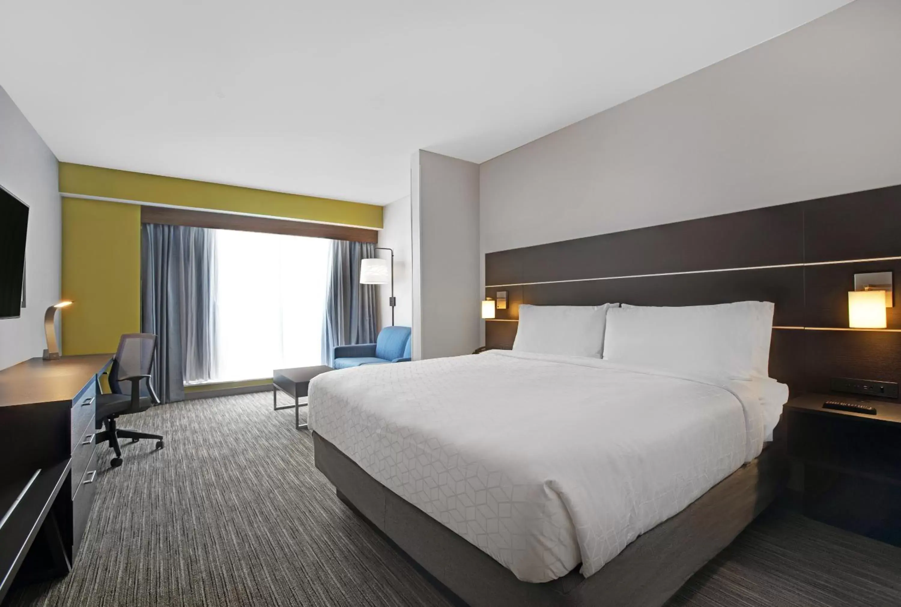 Photo of the whole room, Bed in Holiday Inn Express & Suites - Milwaukee - Brookfield, an IHG Hotel