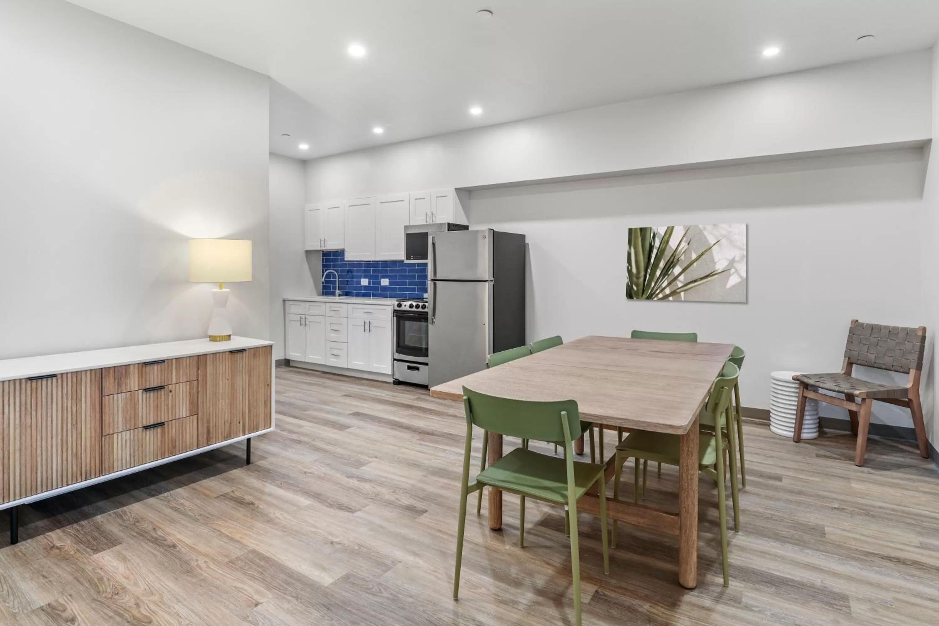 Kitchen or kitchenette, Dining Area in Seaport Suites