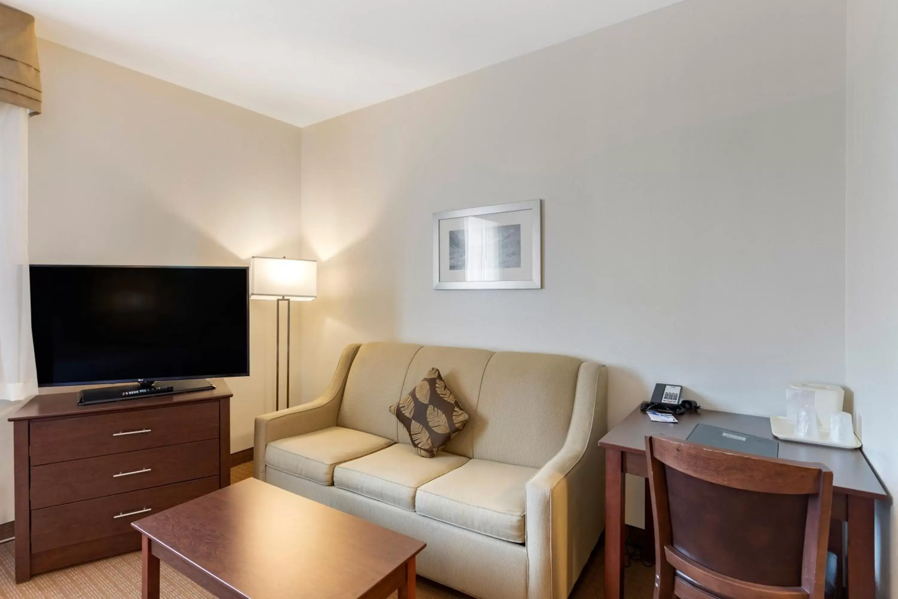 TV and multimedia, Seating Area in MainStay Suites Near Denver Downtown