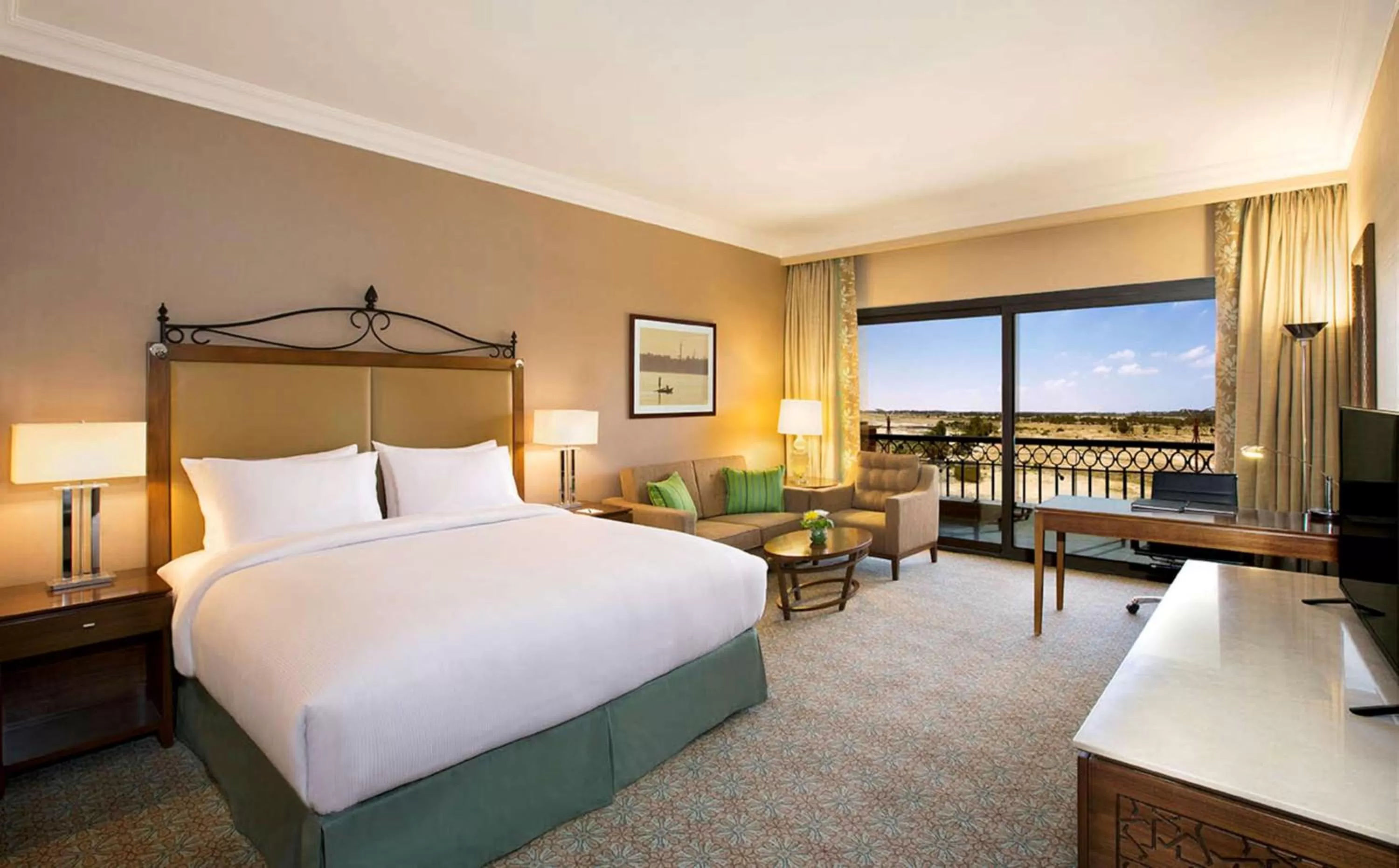 Bed in Hilton Alexandria King's Ranch Hotel