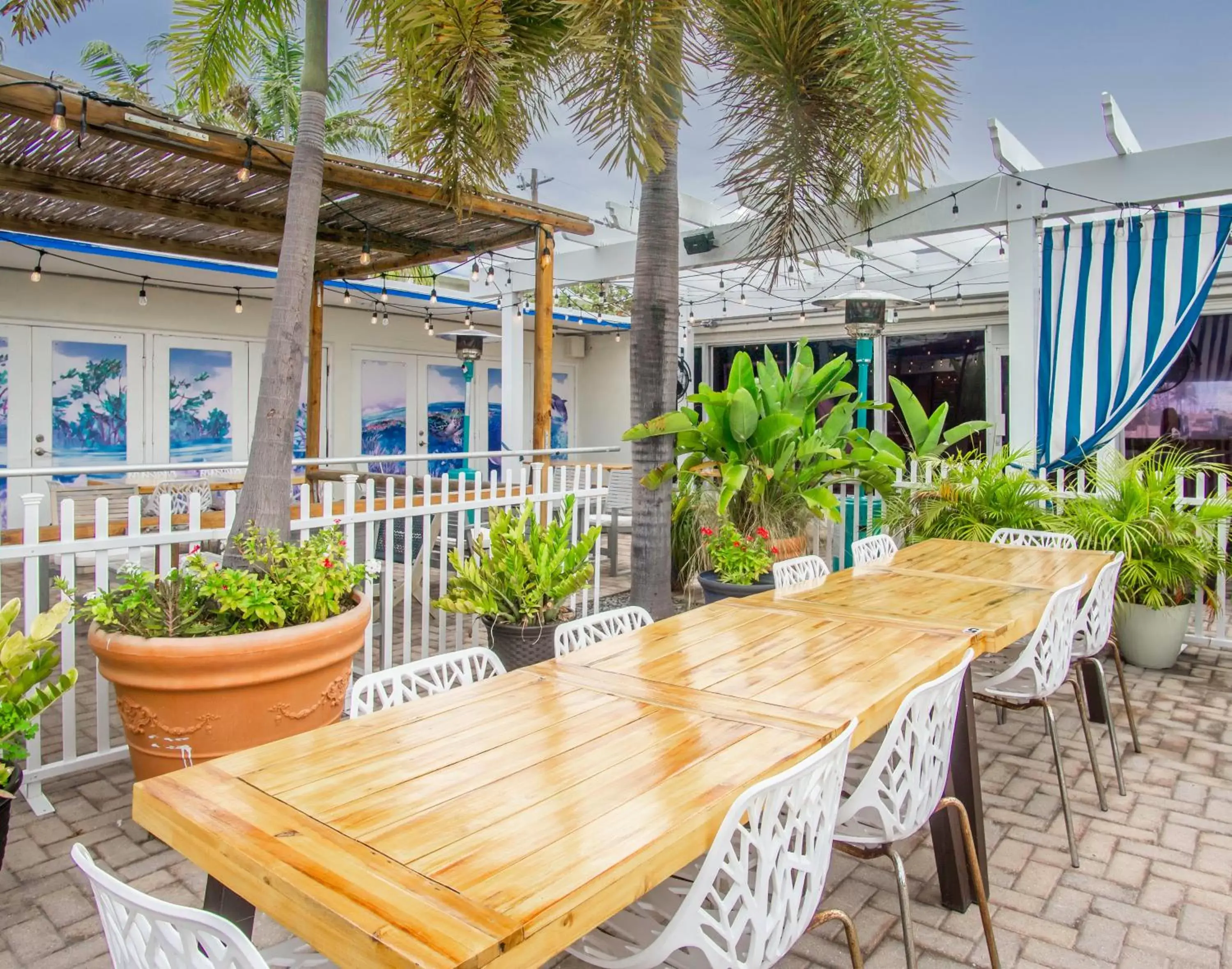 Restaurant/Places to Eat in Skipjack Resort & Marina