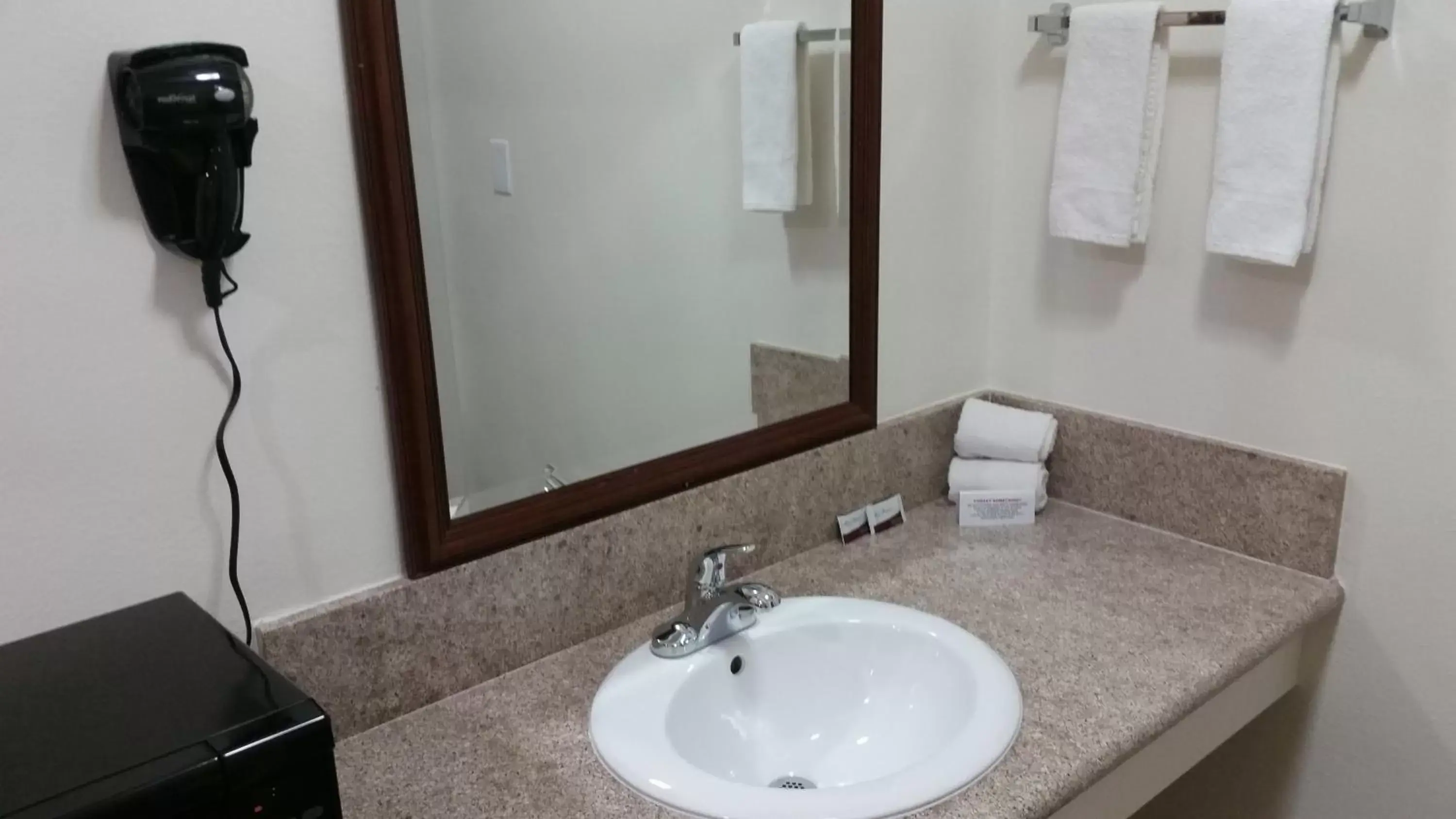 Bathroom in Kona Inn Motel Anaheim