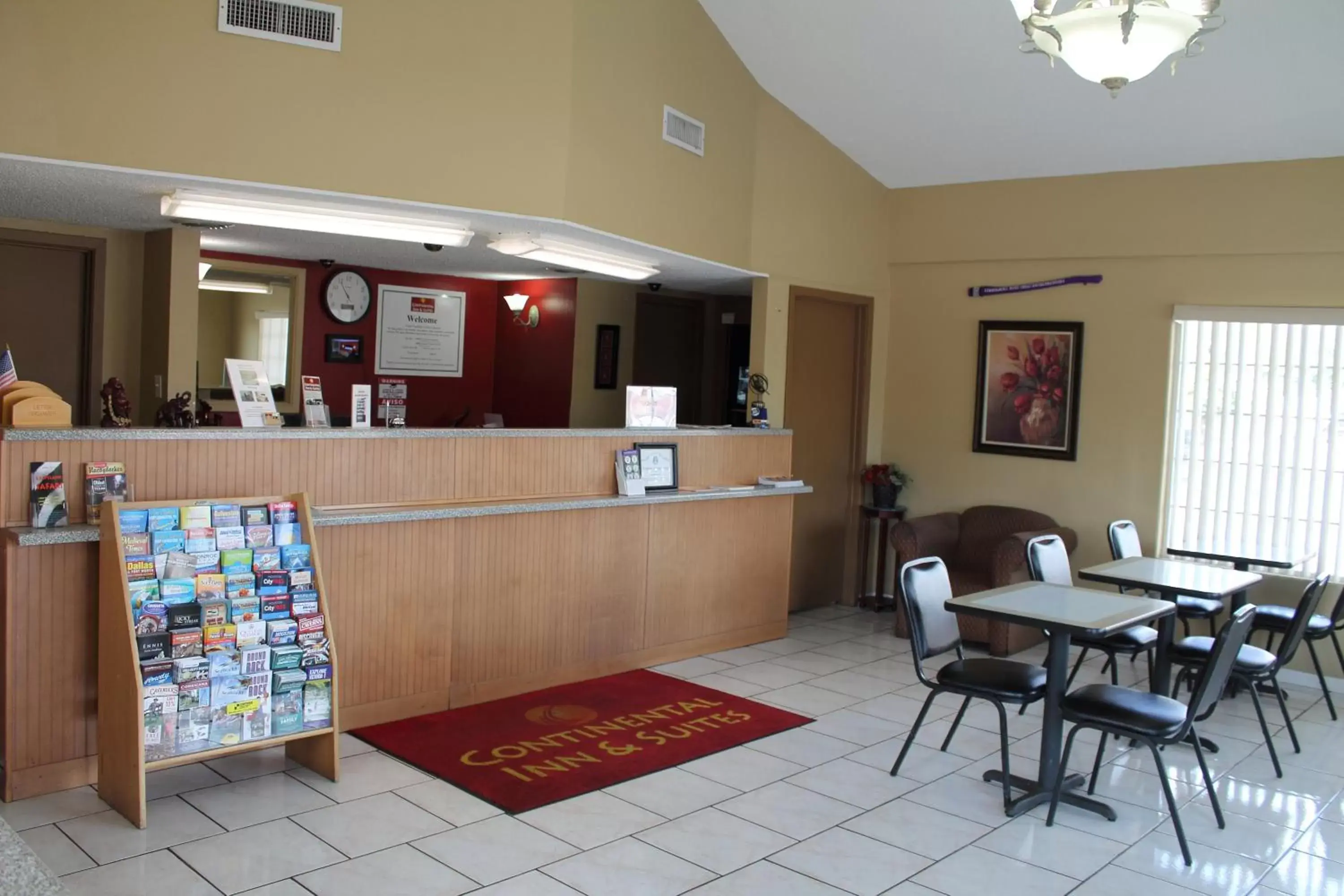 Lobby or reception, Lounge/Bar in Continental Inn and Suites