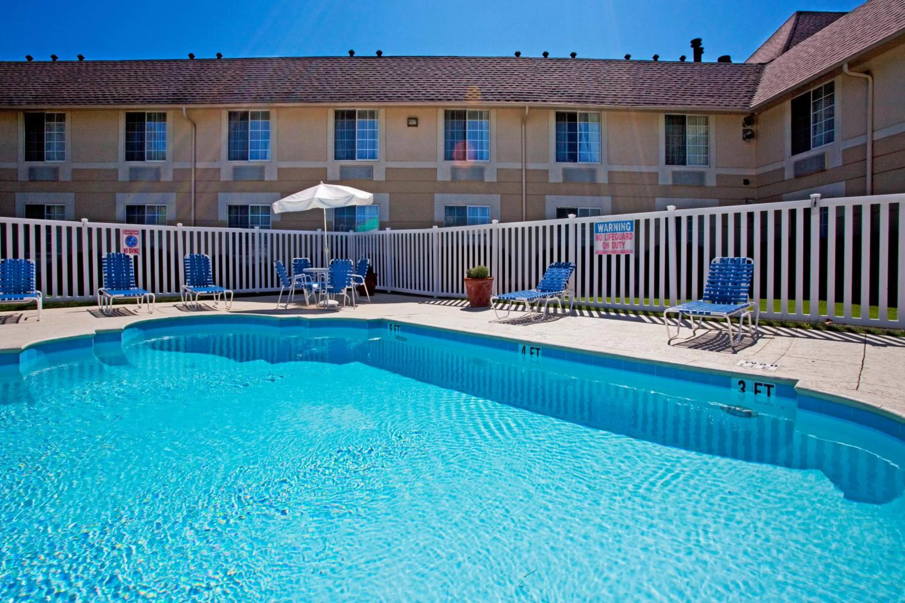 Swimming pool in Baymont Inn & Suites Braselton