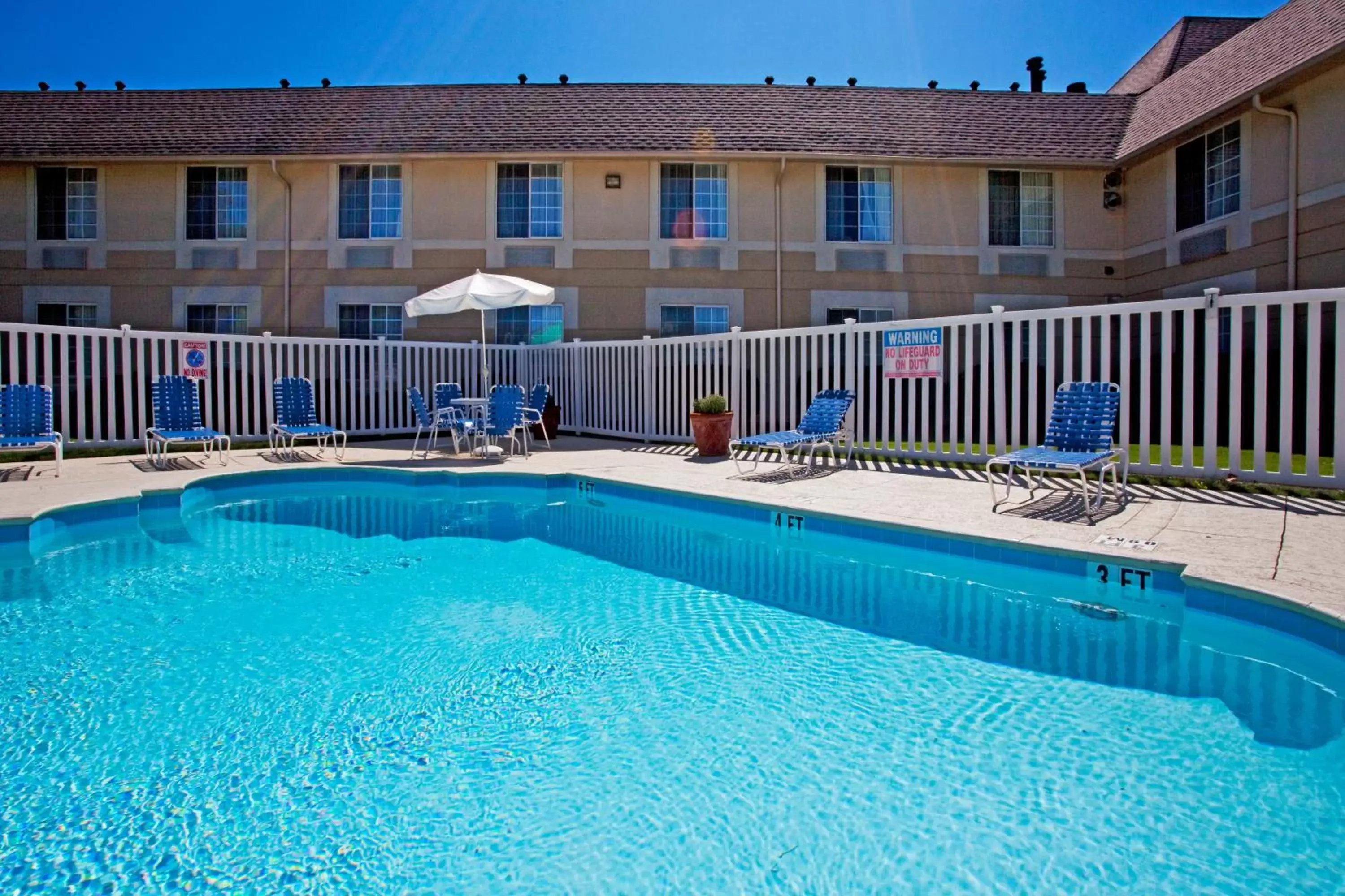 Swimming Pool in Baymont Inn & Suites Braselton