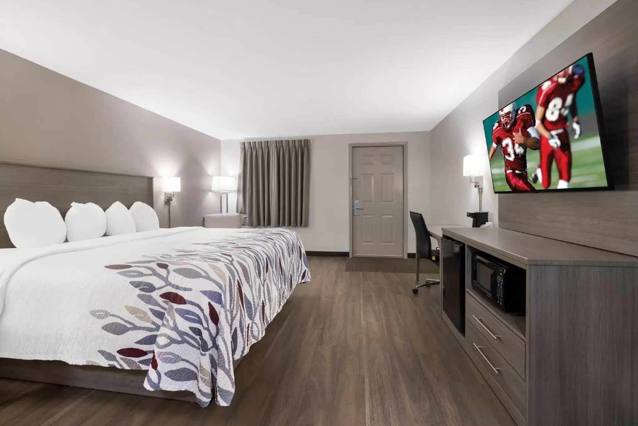 Superior King Room Non-Smoking in Red Roof Inn Weedsport Superior King Room Non-Smoking in Red Roof Inn Weedsport