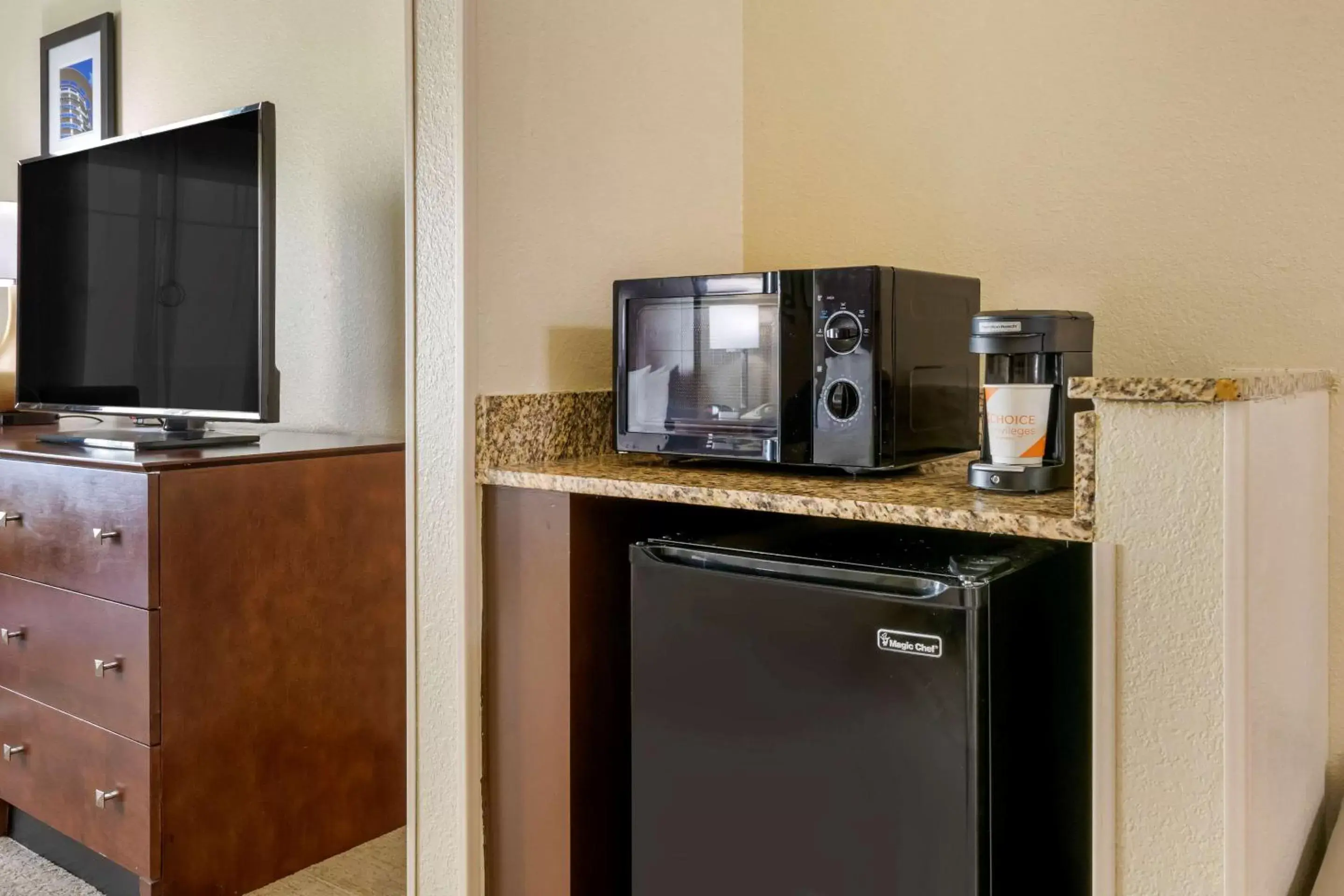 Photo of the whole room, Kitchen/Kitchenette in Comfort Suites Near Universal Orlando Resort